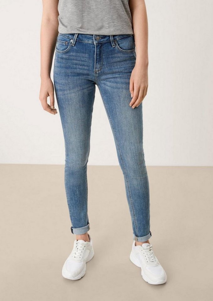 QS Skinny-fit-Jeans SADIE Skinny Fit Jeans mit Taschen in klassischer 5- Pocket-Form, feiner Denim aus Baumwollstretch, Bund mit Gürtelschlaufen