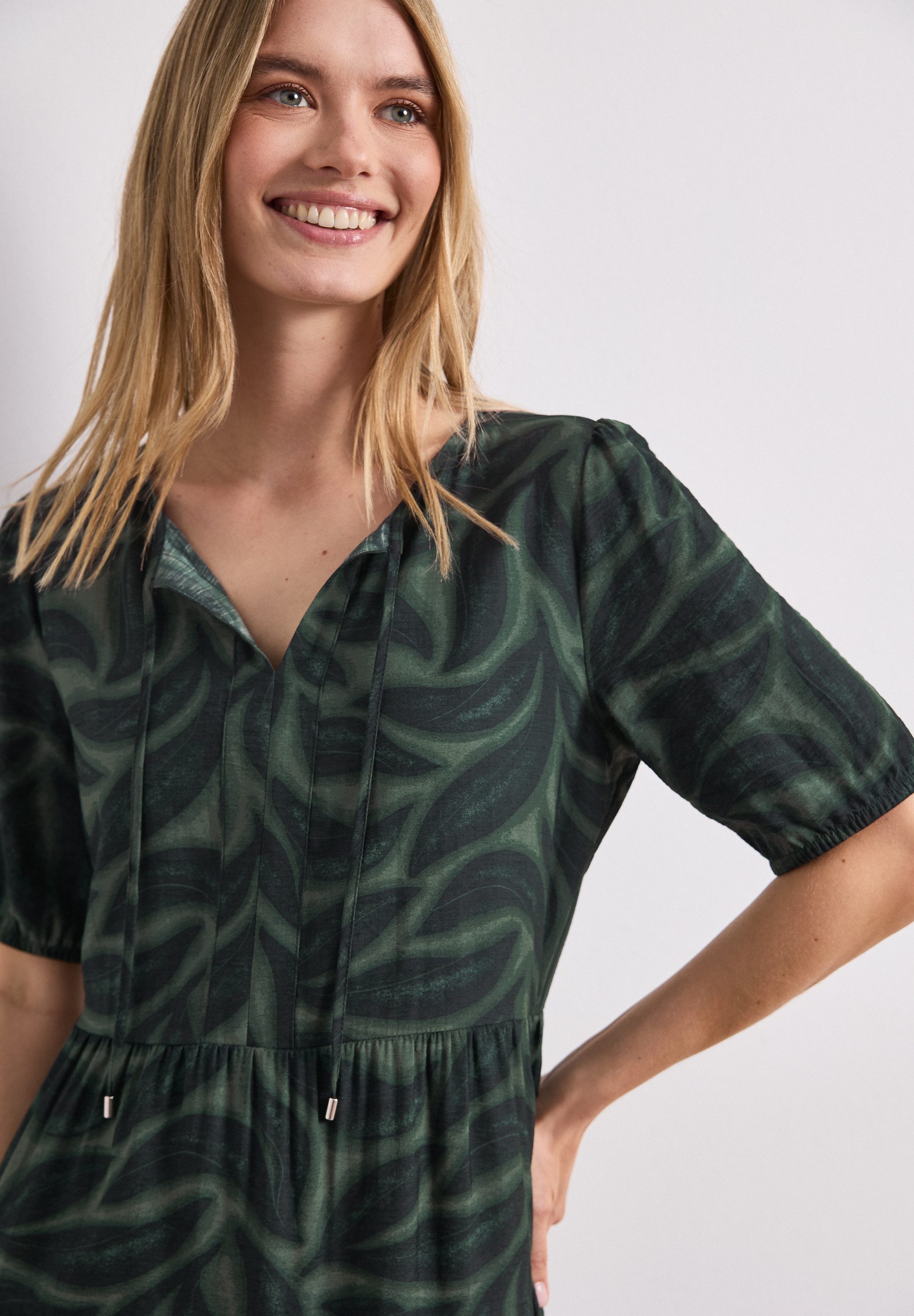 STREET ONE Sommerkleid Sommerkleid mit Split Neck und Allover-Print/Blätter-Design