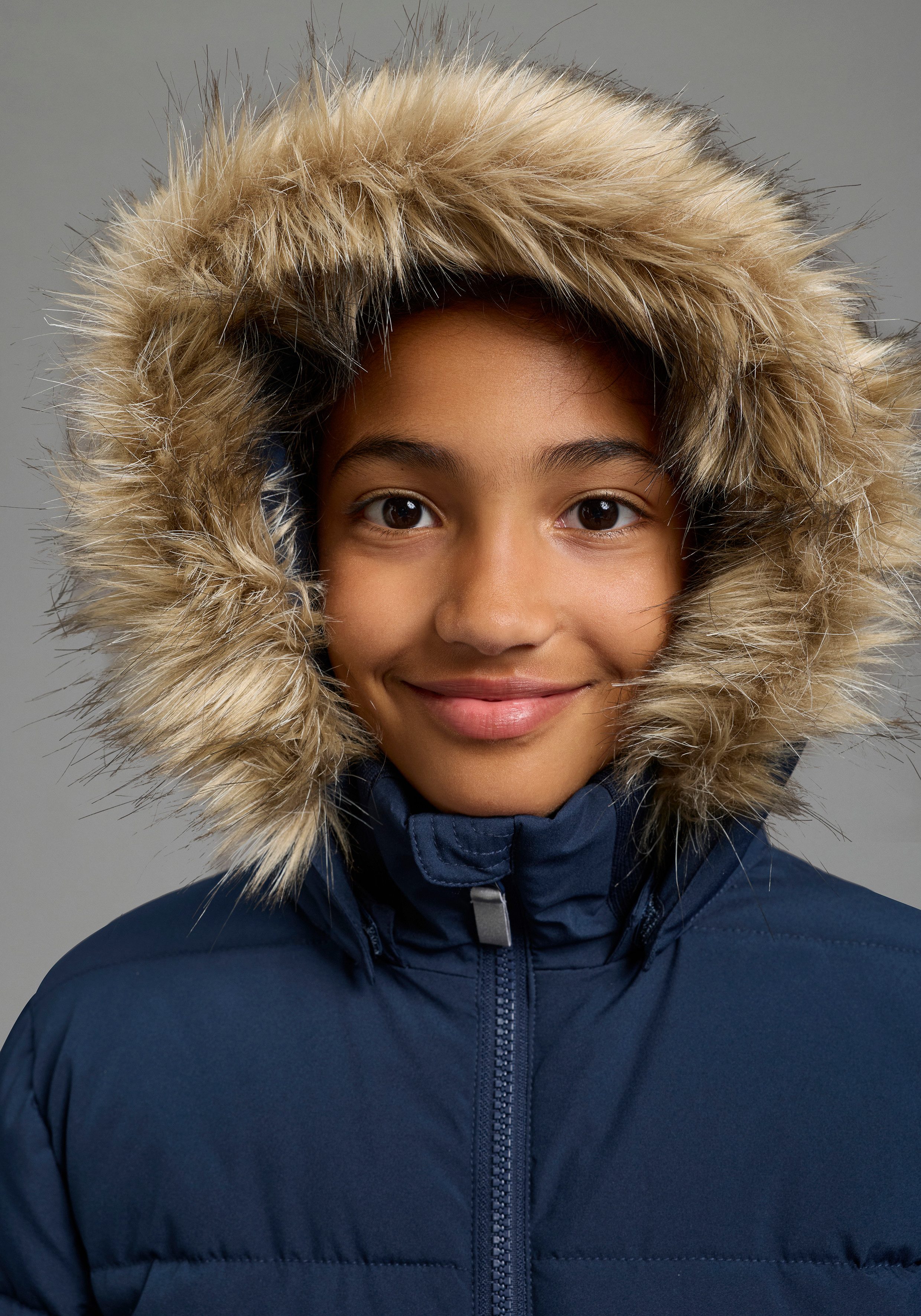 KangaROOS Outdoorjacke Winterjacke mit Fellkragen und reflektierenden KangaROOS Logo-Print Warme Jacke mit breitem Ripp-Bund, Kapuzenfütterung – Bild 3 von 5