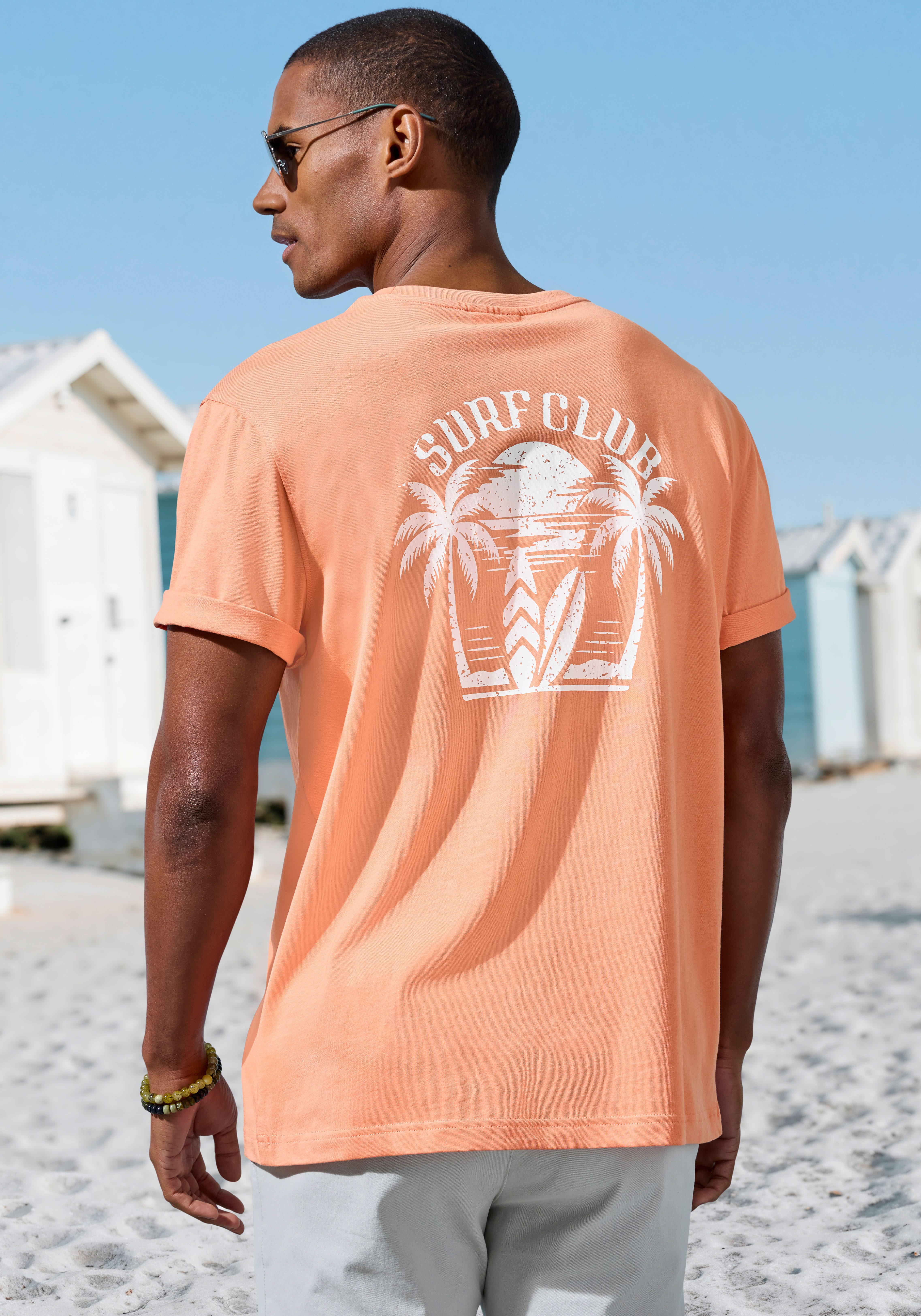 Beachtime T-Shirt, sommerliches Shirt mit modischem Surfer Print Regular-Fit, mit kleinem Print vorn und großem Print hinten
