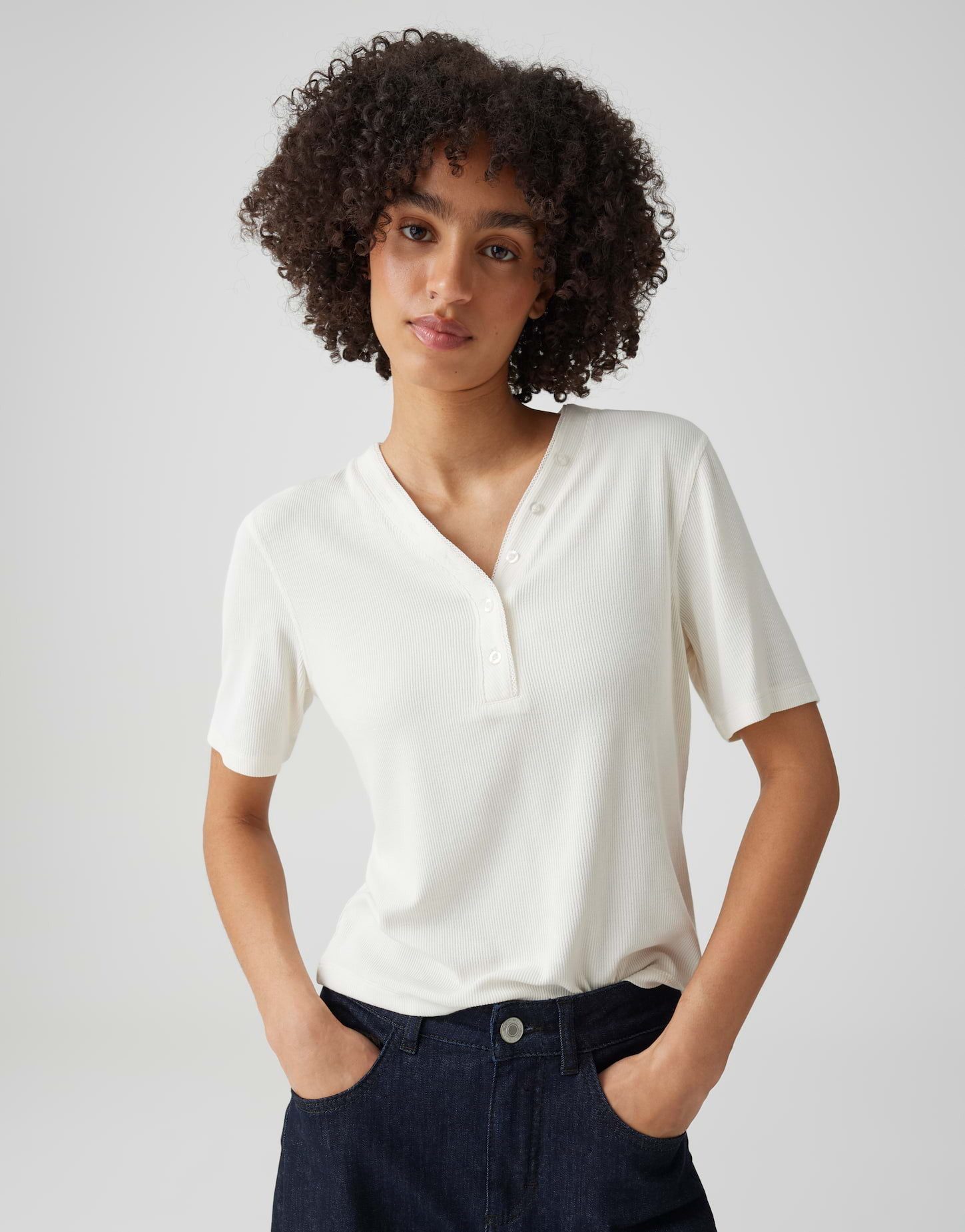 OPUS Kurzarmshirt mit feiner Rippe Femininer Ausschnitt mit leichter Transparenz