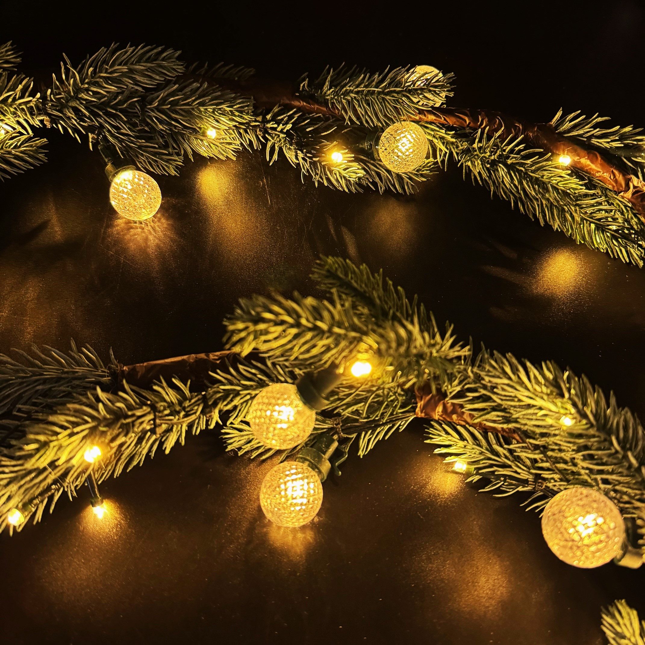 Kunstgirlande aus verschneiten Tannenzweigen inkl. LED-Lichterkette & Timer, künstliche Tannenbaumzweige, Online-Fuchs, Girlande für Winter & Weihnachten mit kleinen Lampions
