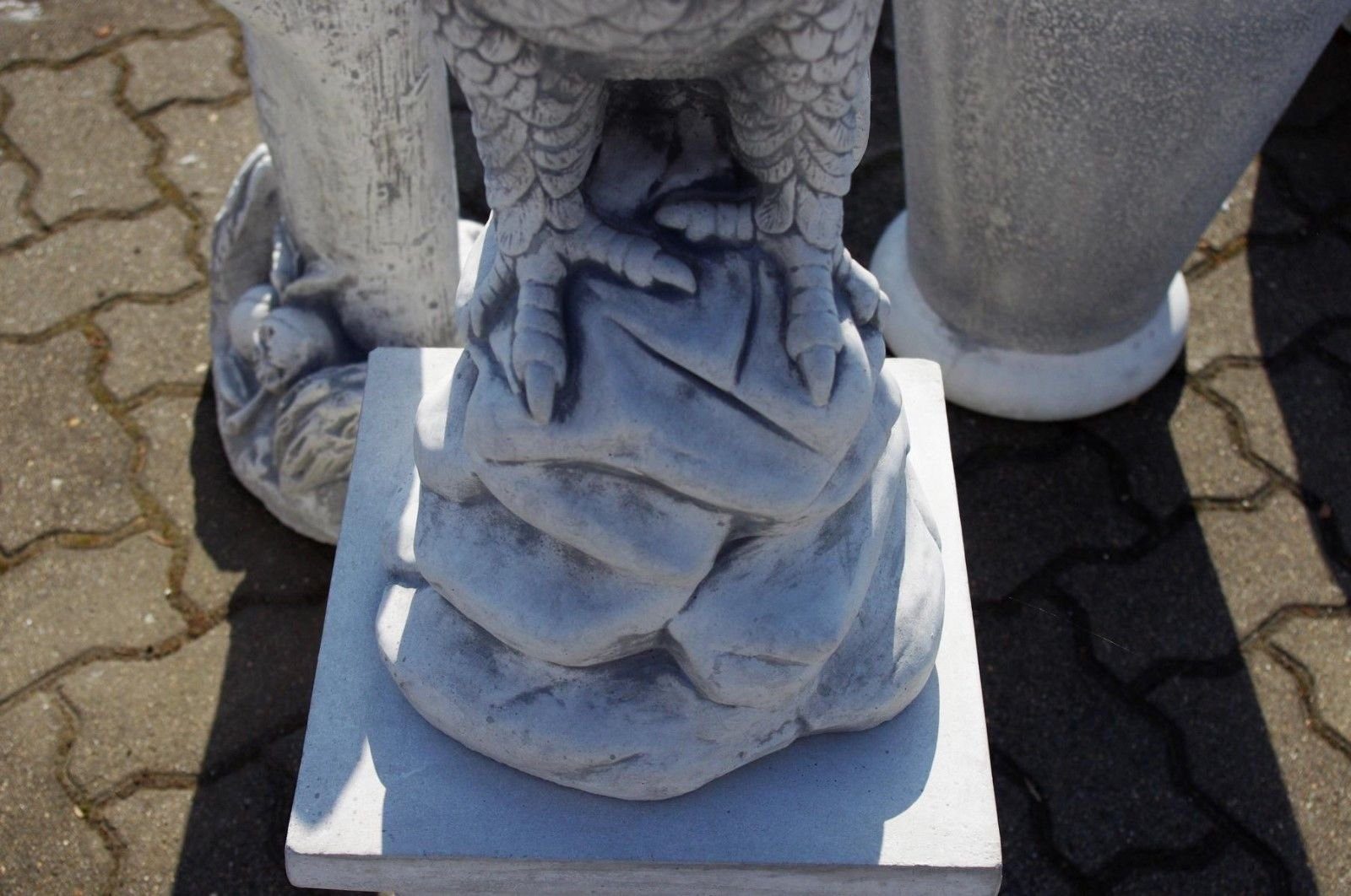 Gartenfigur Grau mit Antikes Falke Adler Höhe: Weiß Standsäule Wohndesign - Steinadler Greifvogel