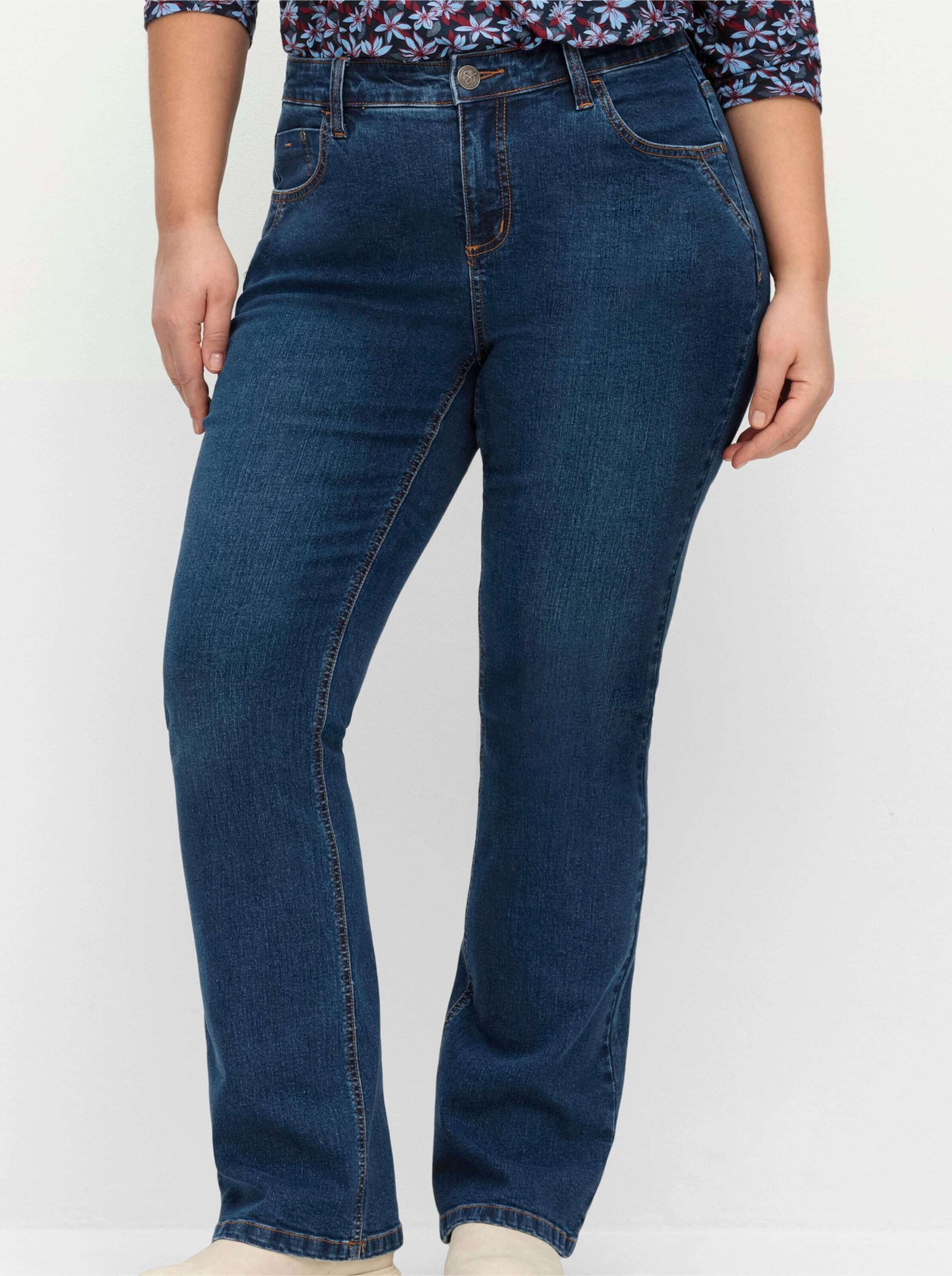 Sheego Bequeme Jeans Bootcut-Jeans SUSANNE ideal bei viel Bauch und schmalen Beinen – Bild 4 von 5