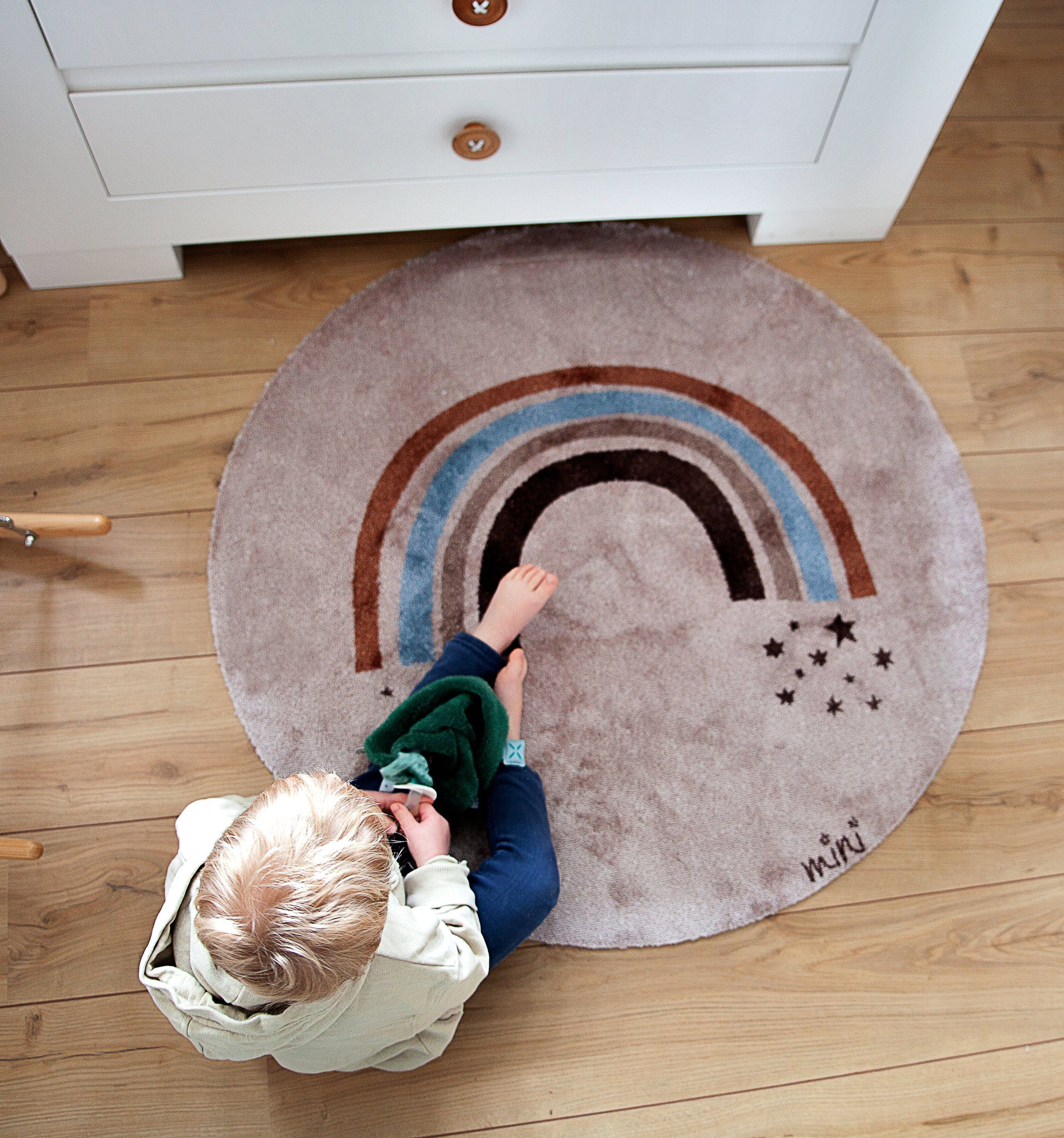 Mad about Mats Kinderteppich Frida, Rund, Kinderteppich Spielteppich, Mit Motiv Regenbogen, Bunt Pastellfarben Beige, 100 cm Durchmesser Rund, weich niedlich, waschbar, rutschfest
