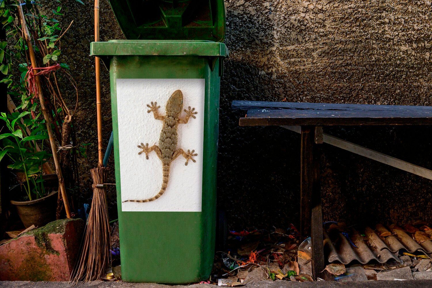 MuchoWow Wandsticker St), aus (1 Sticker, Mallorca Mülltonne, Mülleimer-aufkleber, Tarentola-Gecko Container, Abfalbehälter