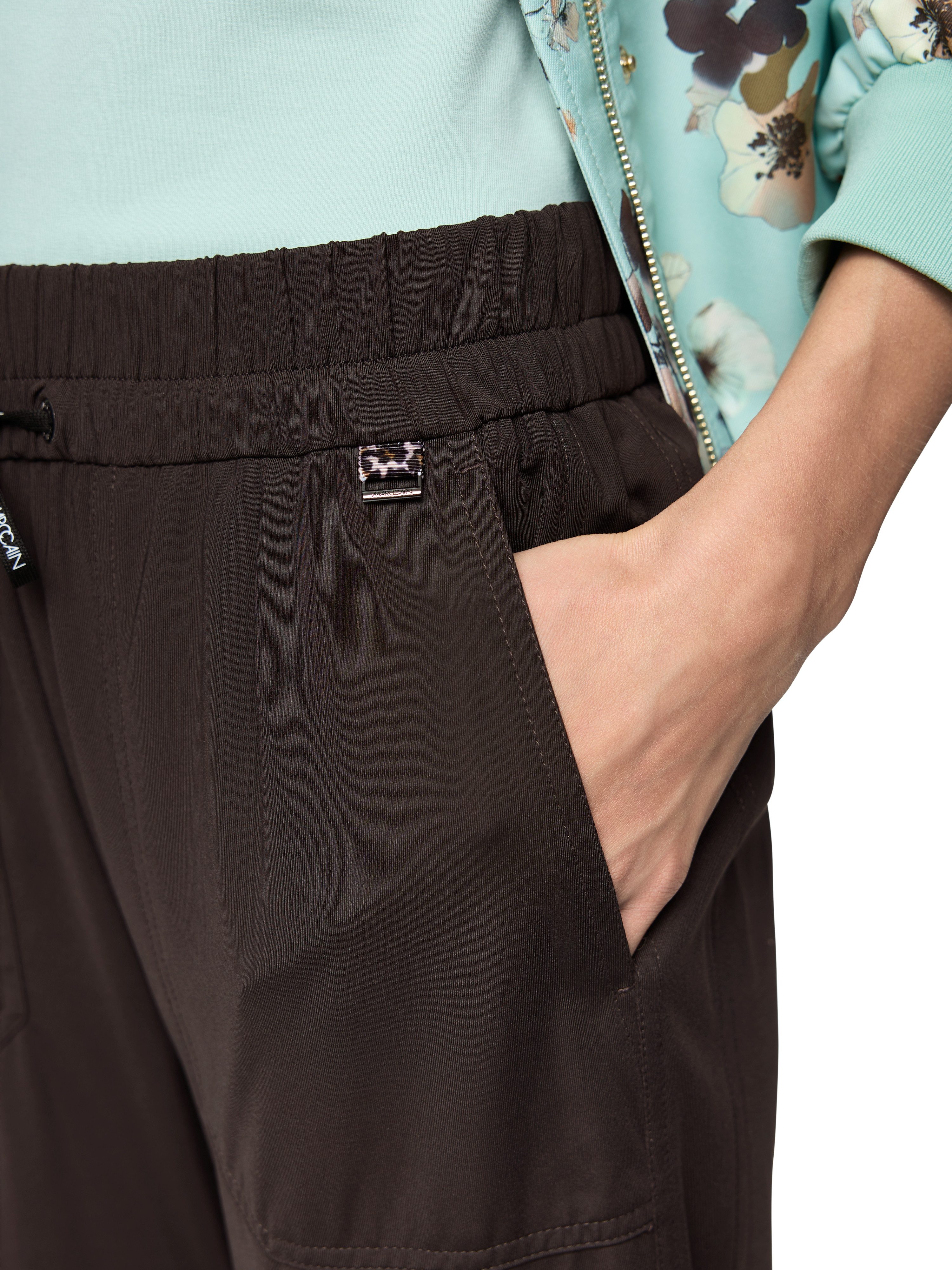 Marc Cain Schlupfhose Muted Motion Premium Damenmode Model: RHODOS im Relaxed Fit – Bild 3 von 5