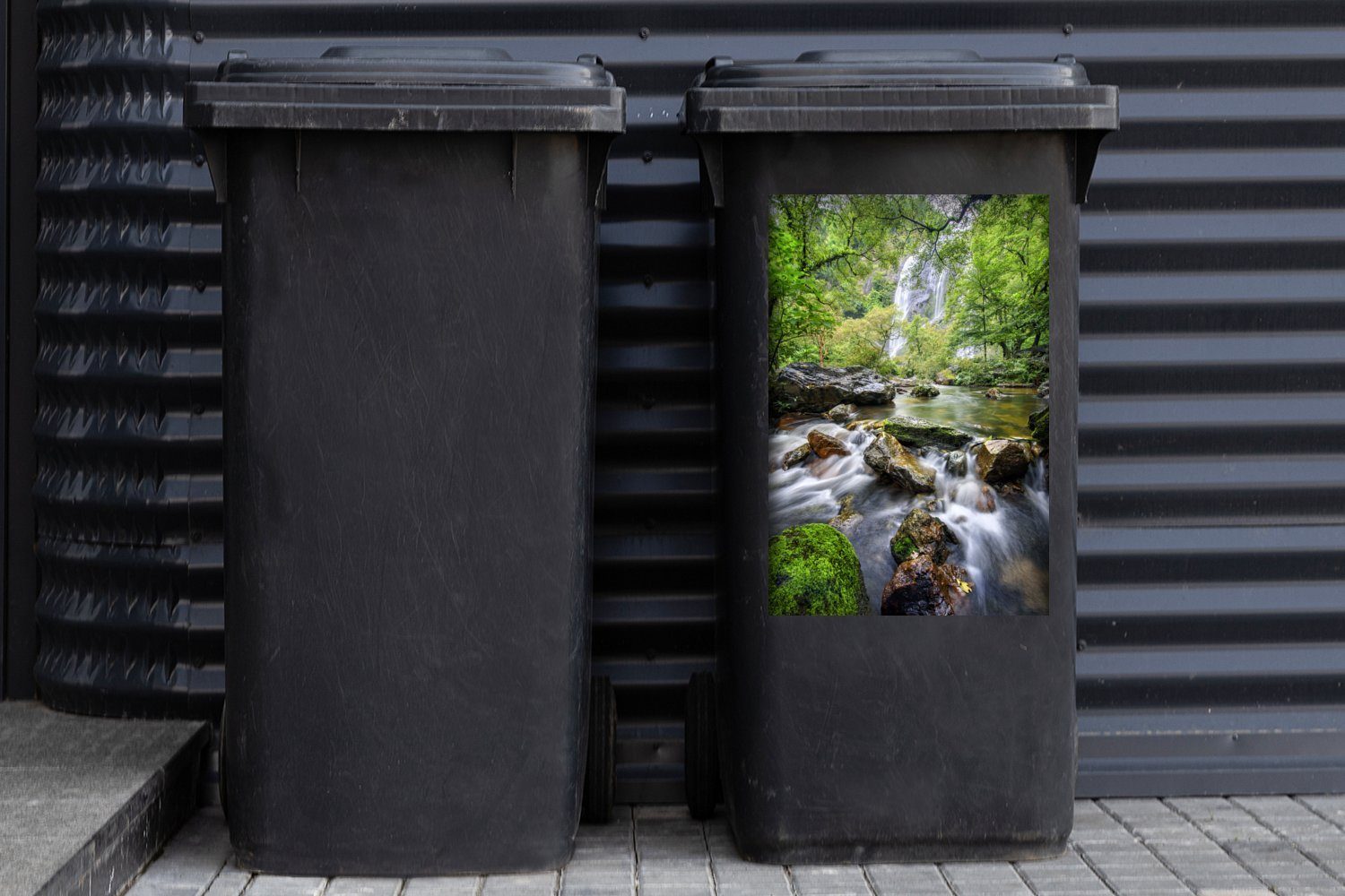 Container, Klong-Lan-Nationalpark Der Abfalbehälter Mülltonne, MuchoWow im Kaskaden St), in Mülleimer-aufkleber, Sticker, stürzt Wasserfall hohe Wandsticker über (1