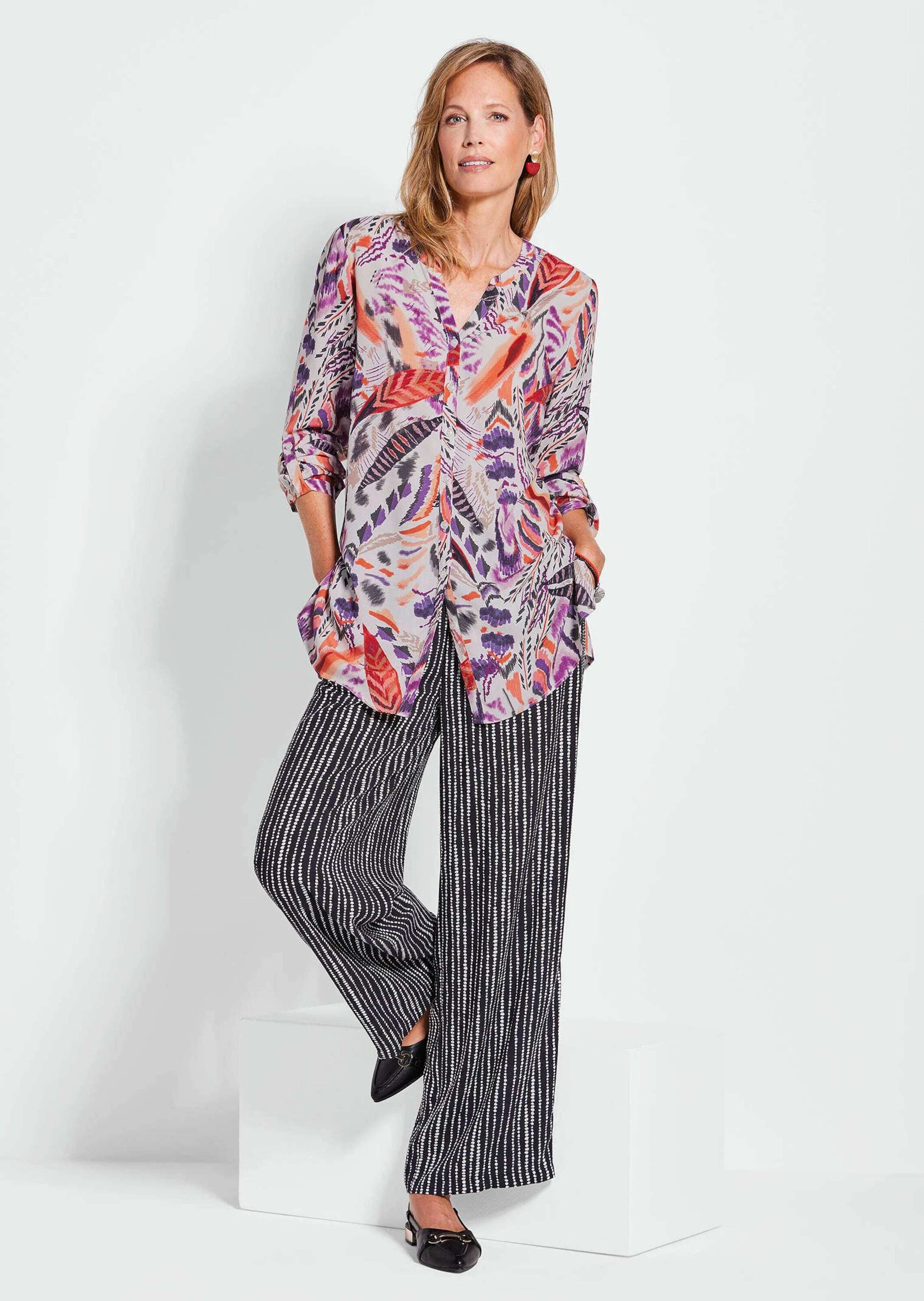 GOLDNER Tunika Kurzgröße: Verlängerte Viskosebluse mit Print Elegante Bluse mit floralem Muster und Knopfleiste – Bild 4 von 5