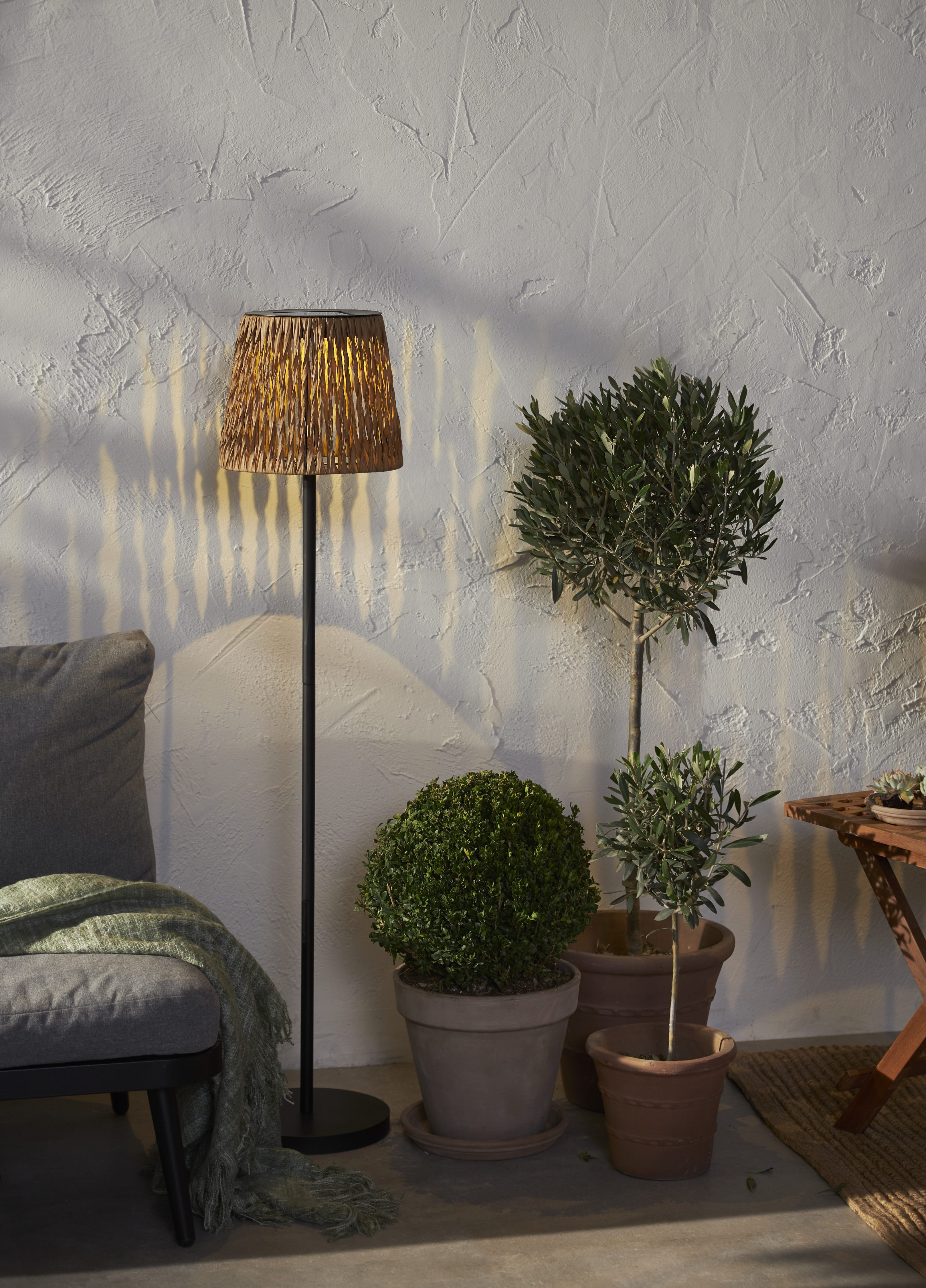STAR TRADING LED Solarleuchte Solarlampe Cesta, Tageslichtsensor, LED fest integriert, Warmweiß, Dämmerungssensor, synthetische Rattan-Optik