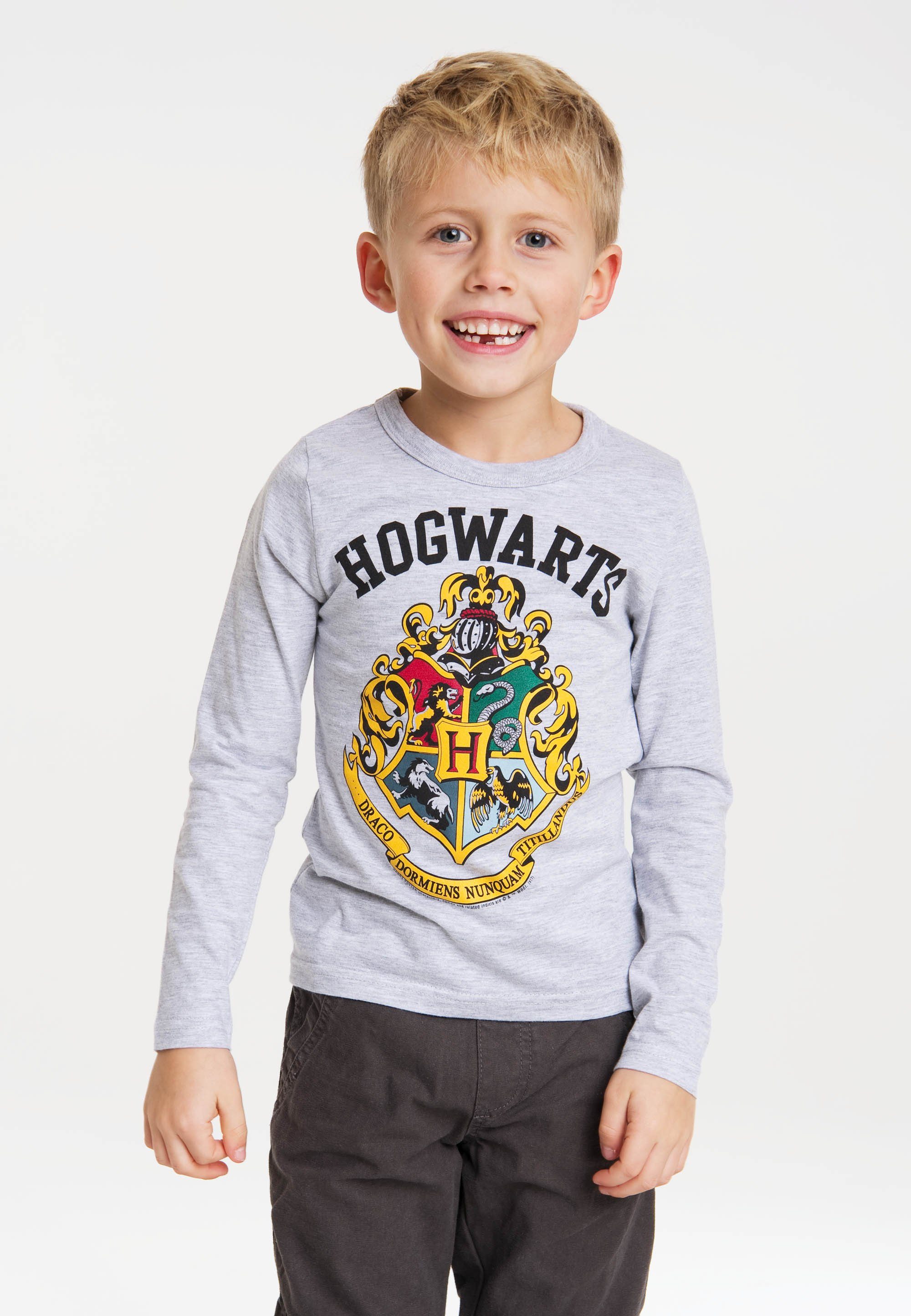LOGOSHIRT Langarmshirt detailliertem mit Hogwarts Print