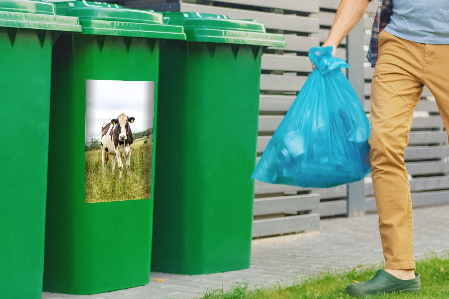 - Sticker, MuchoWow Gras Kuh - Schwarz Mülltonne, - Weiß Wandsticker (1 St), Container, Mülleimer-aufkleber, Abfalbehälter