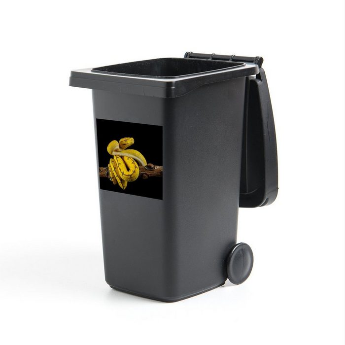 MuchoWow Wandsticker Eine gelbe Schlange vor schwarzem Hintergrund (1 St) Mülleimer-aufkleber Mülltonne Sticker Container Abfalbehälter