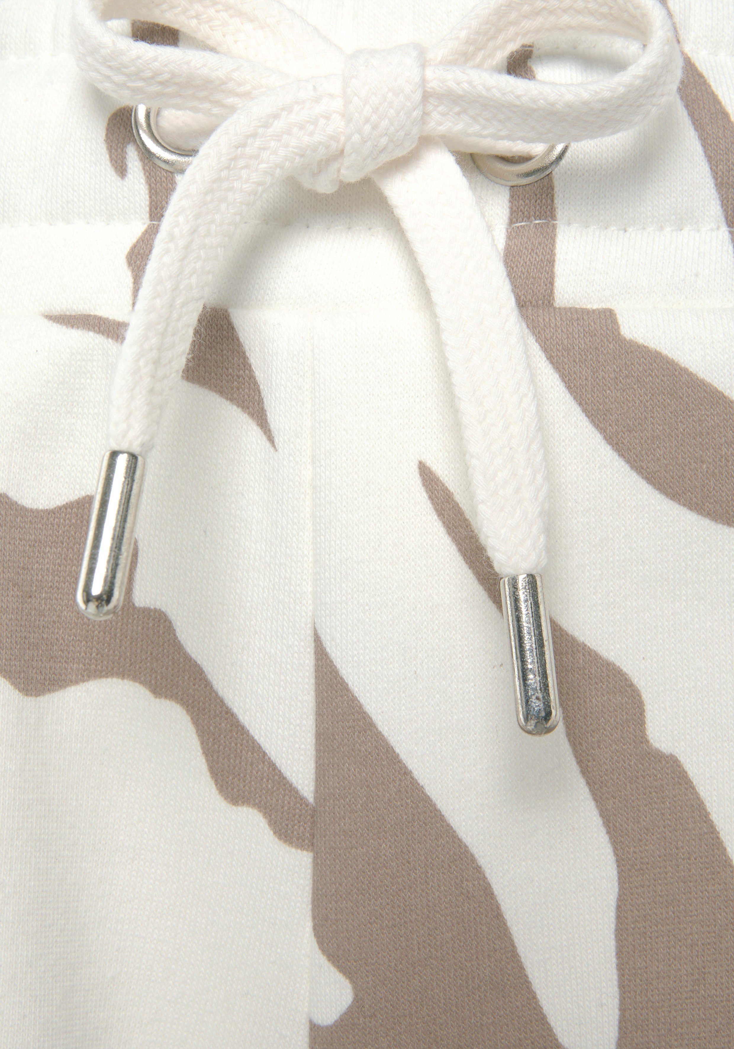 LASCANA Relaxshorts mit seitlichen Taschen und Logostickerei, Loungewear