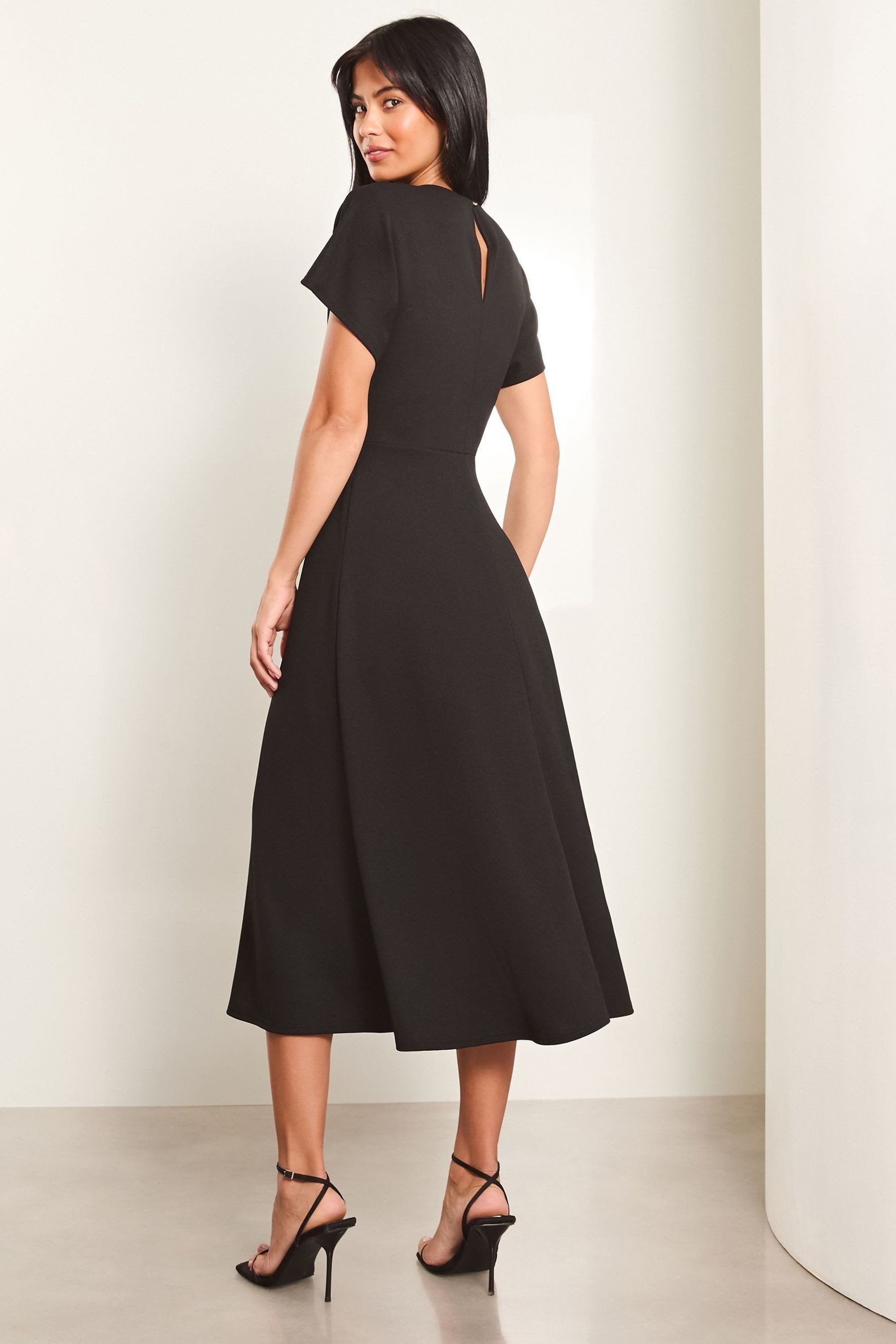 LIPSY Midikleid Lipsy Midikleid mit seitlichem Knoten, Kurzgröße (1-tlg) günstig online kaufen