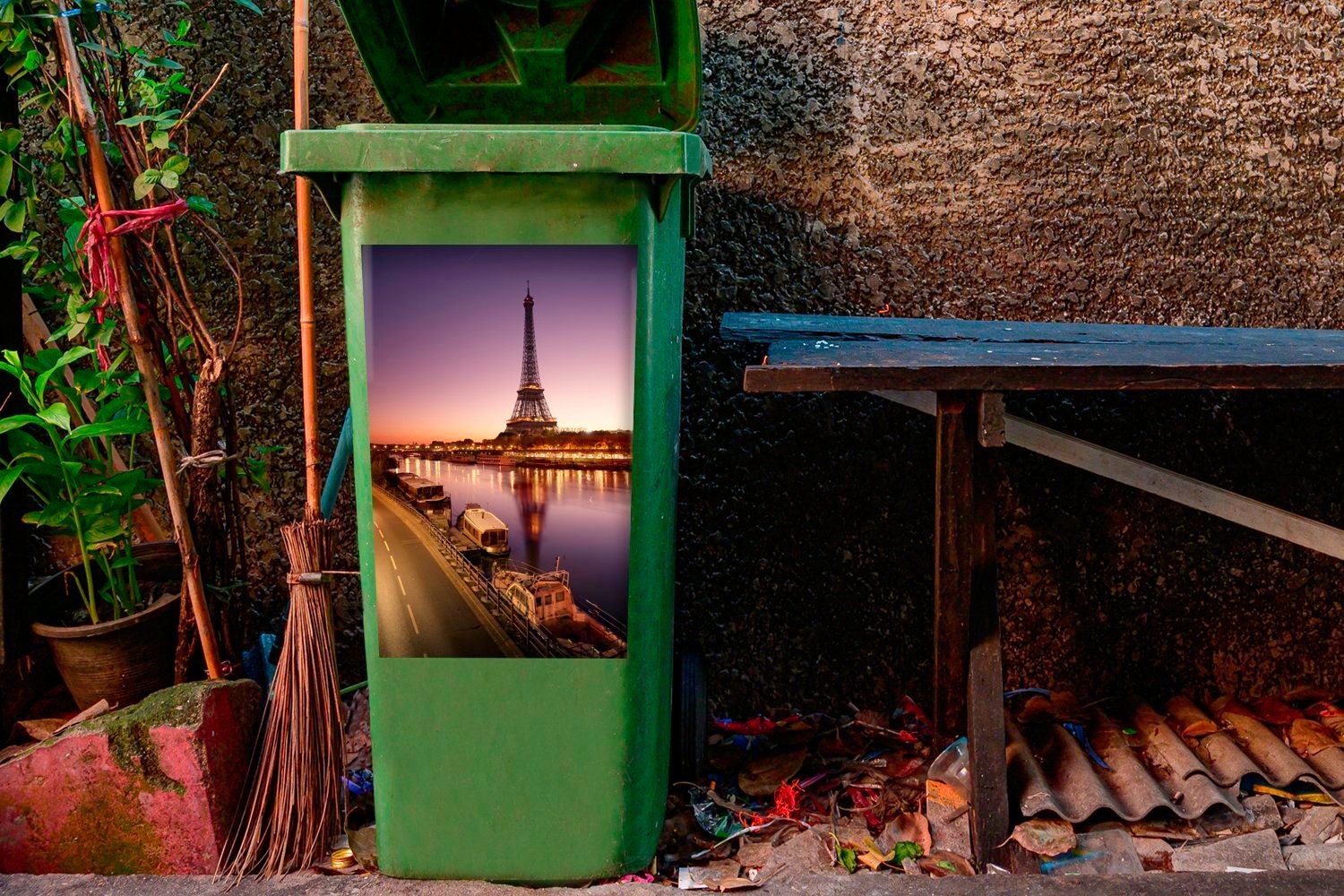 Eiffelturm Sticker, bei Container, Hausbooten mit Sonnenuntergang Abfalbehälter MuchoWow Mülleimer-aufkleber, Der Wandsticker St), Mülltonne, (1