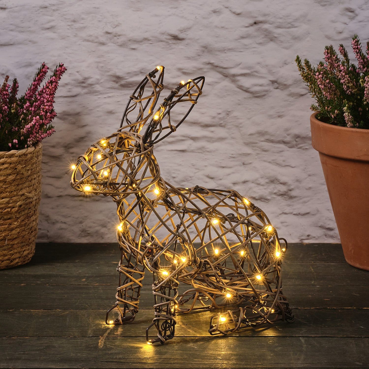 Lights4fun Osterhase 33cm Hase aus Rattan Batteriebetrieb