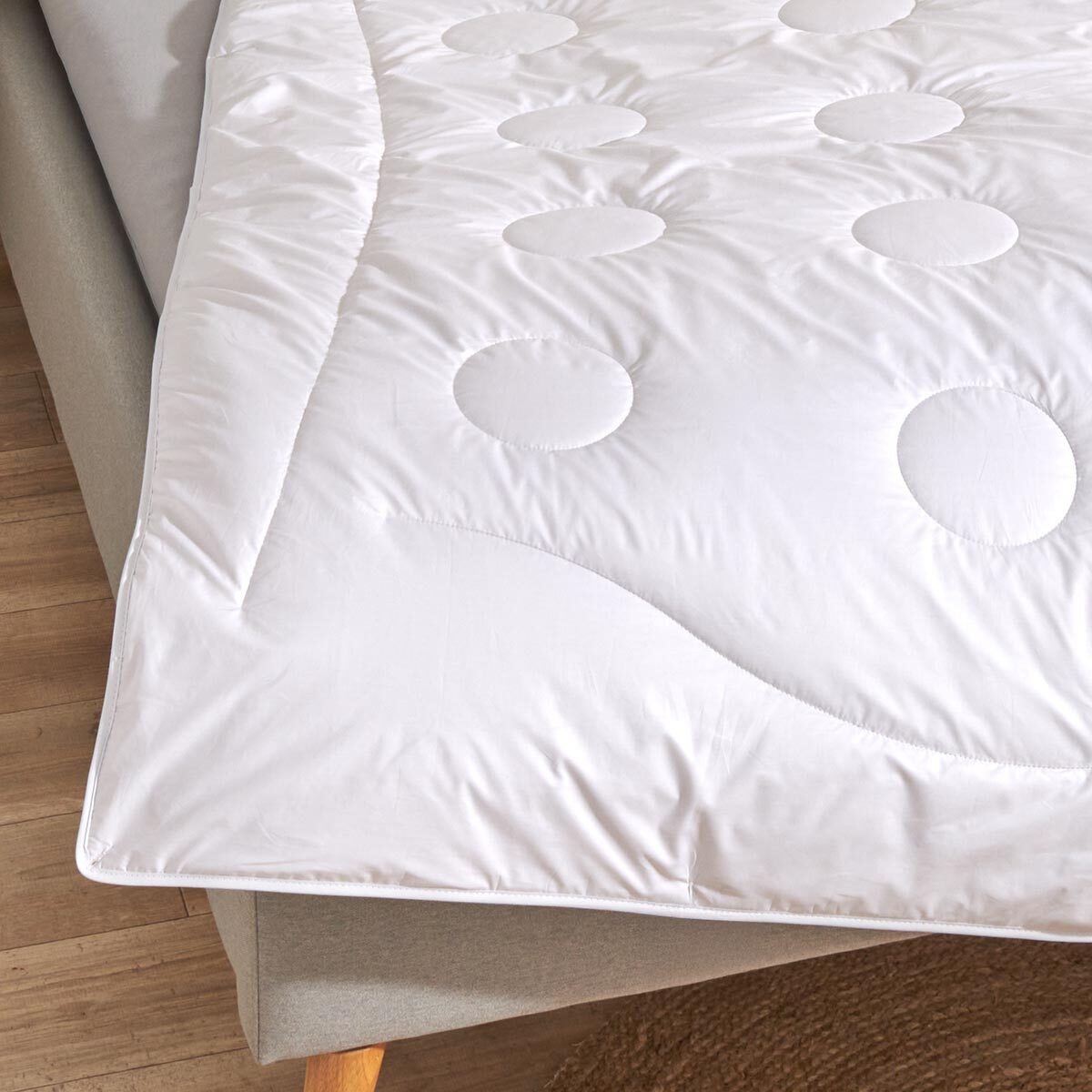 TRAUMSCHLAF Naturhaarbettdecke Kamelhaarflaum leicht, Füllung: 100% Kamelhaar, Bezug: 100% Baumwolle, besonders fein, wertvoll und anschmiegsam