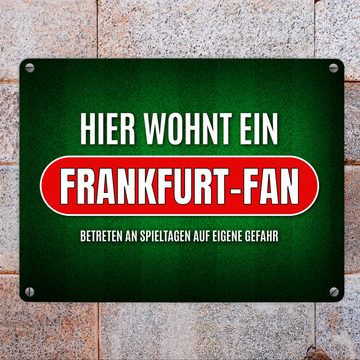 speecheese Metallschild Hier wohnt ein Frankfurt Fan Metallschild mit Rasen Motiv Fußball Tor