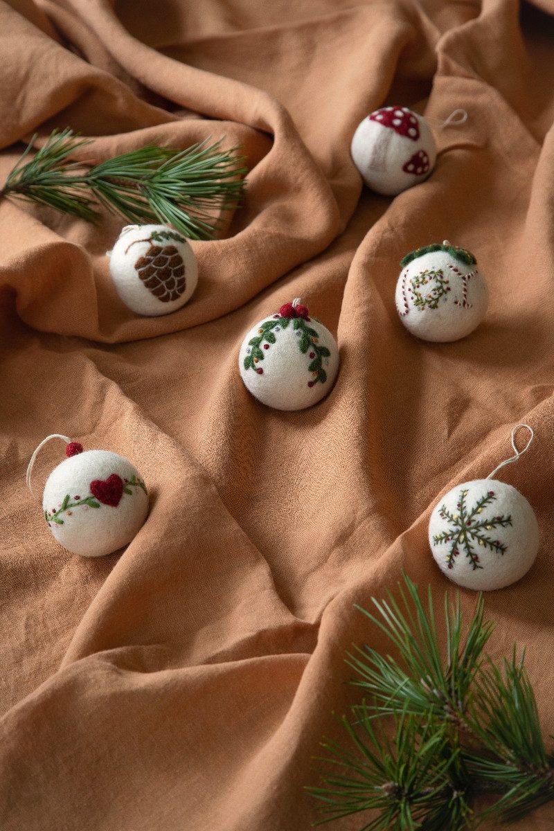 Gry & Sif Hängedekoration Filzanhänger - WEIHNACHTSKUGEL GIRLANDE - weiß