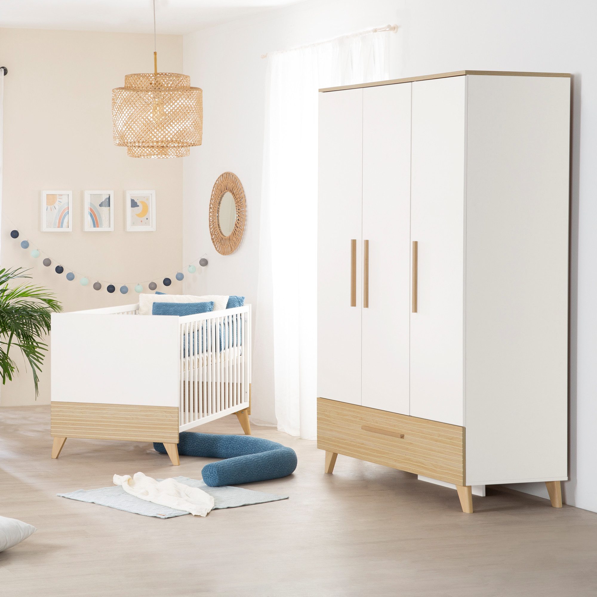 roba® Kleiderschrank Theo - moderner Kleiderschrank aus Holz mit 3 Türen und 1 Schublade Griffe & Füße aus Massivholz - Soft-Close Türen - Weiß / Ulme