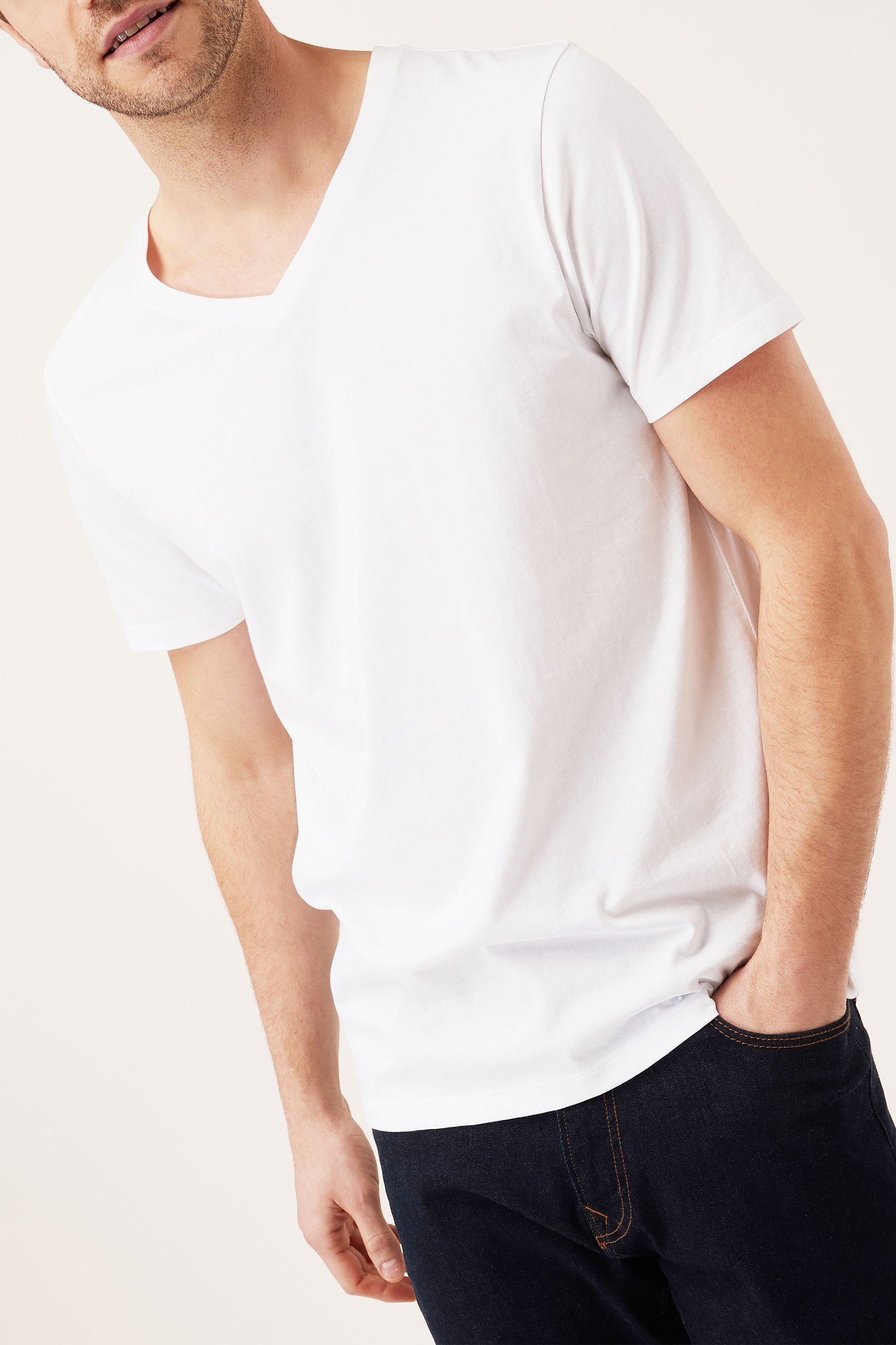 Next T-Shirt T-Shirt mit V-Ausschnitt im Regular Fit (1-tlg) White