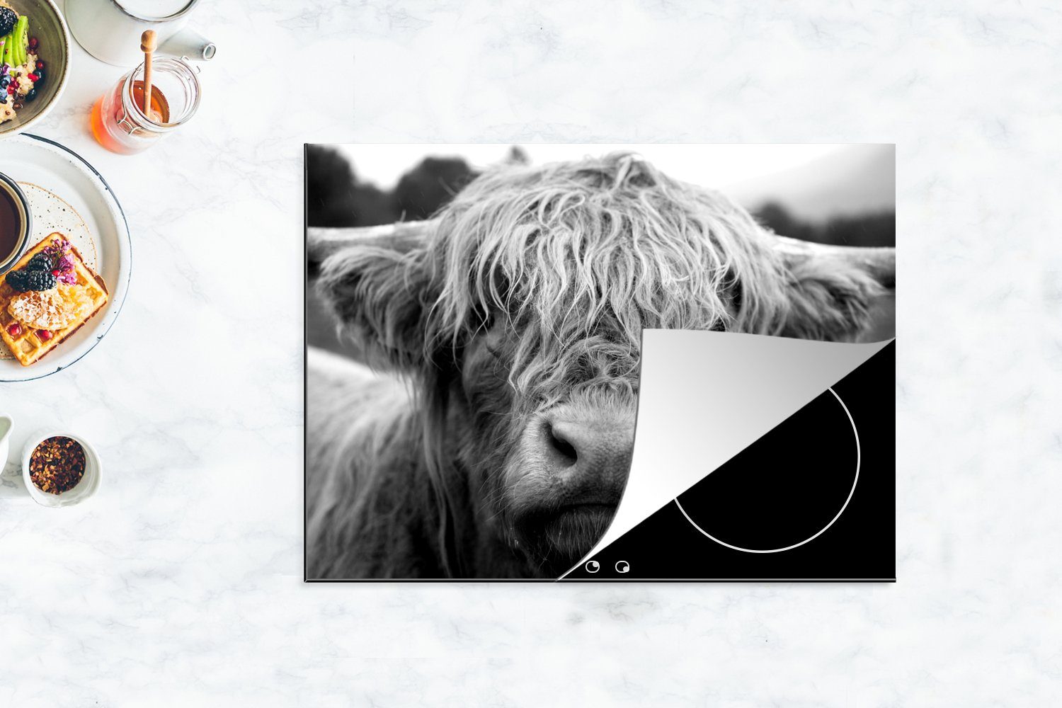 MuchoWow Herdblende-/Abdeckplatte 70x52 nutzbar, bei Porträt schottischen Hochlandbewohners Ceranfeldabdeckung Arbeitsfläche (1 eines tlg), Vinyl, Himmel bewölktem Mobile -, cm