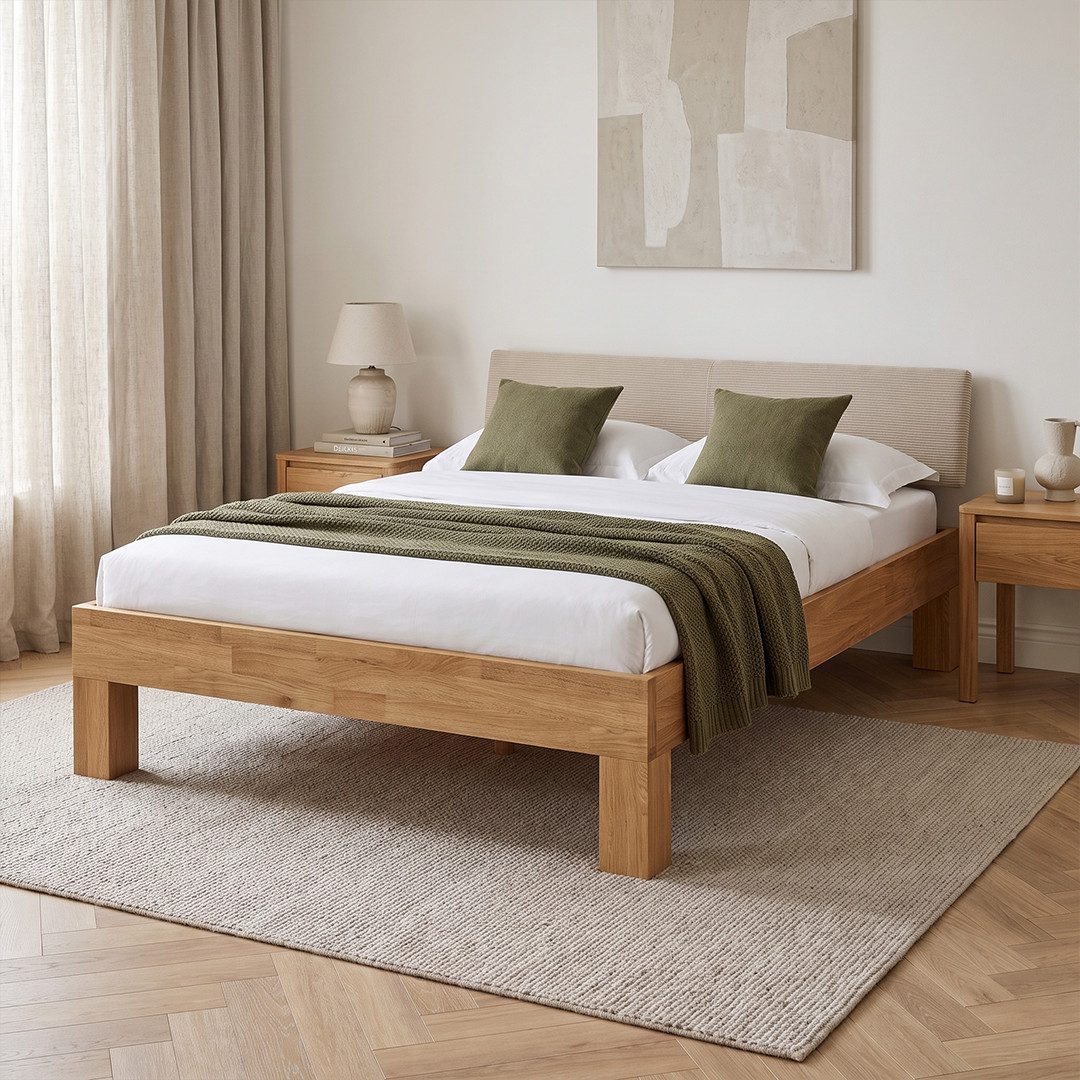 skølm Massivholzbett Floki aus Eiche mit Bettkopf aus Cord, natur geölt (140x200 cm, Kopfteil in beige), auch verfügbar in 180x200 cm