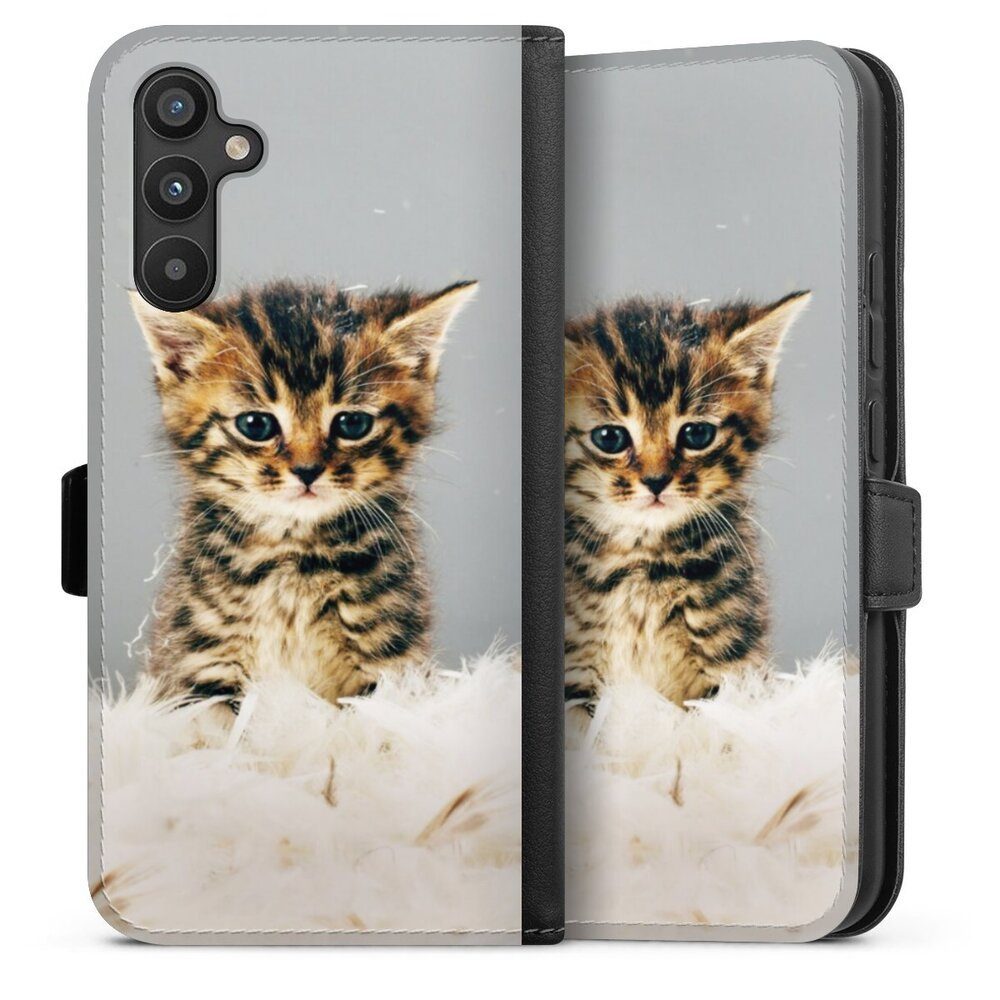 DeinDesign Handyhülle Katze Haustier Feder Kitty, Samsung Galaxy A34 5G Hülle Handy Flip Case Wallet Cover