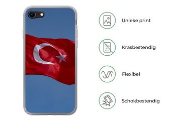 MuchoWow Handyhülle Eine türkische Flagge am blauen Himmel, Handyhülle Apple iPhone 8, Smartphone-Bumper, Print, Handy Schutzhülle