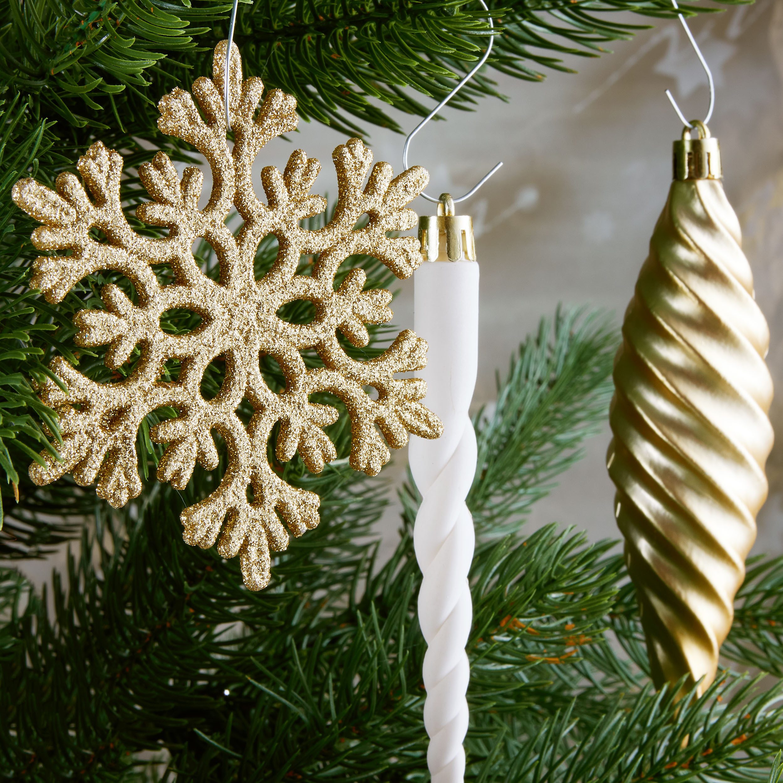 BRUBAKER Weihnachtsbaumkugel 50 -tlg. Premium Christbaumschmuck - Weihnachtskugel Set (50 St), Glitzer Kugeln, Schneeflocken, Eiszapfen und Tannenzapfen Baumschmuck