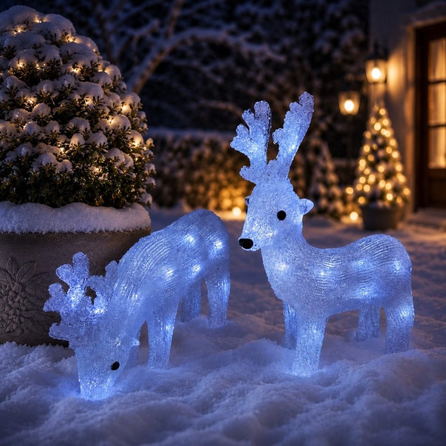 Online-Fuchs Weihnachtsfigur 2 Hirsche aus Acrylglas mit LED-Beleuchtung - Weihnachtsdeko für außen (kaltweiße Beleuchtung, 8 verschiedene Leuchtmodi), innovative Hybrid-Solarfunktion mit Solarpanel und Batterien