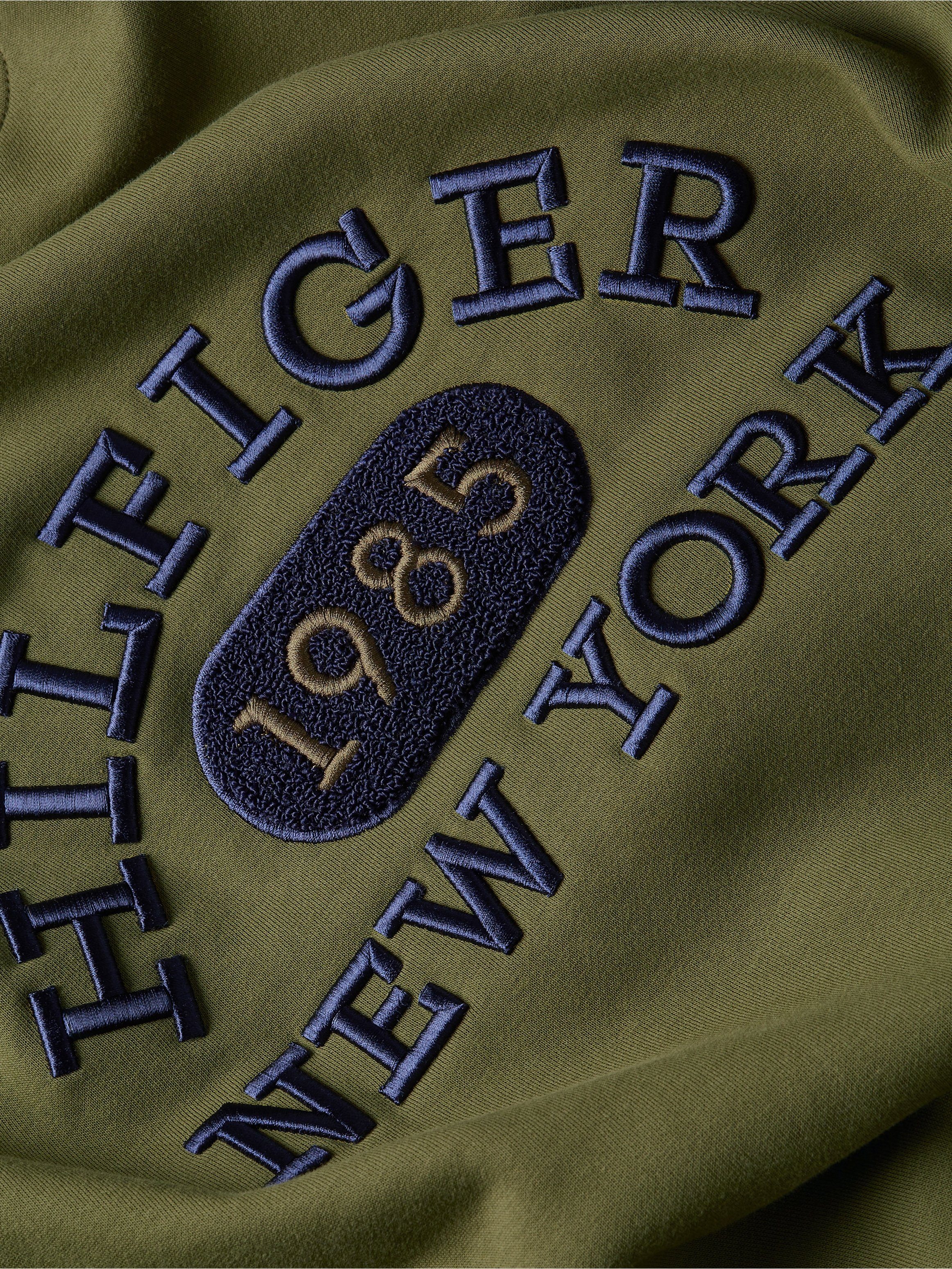 green 1985 New Hilfiger York Hilfiger Sweatshirt putting Tommy