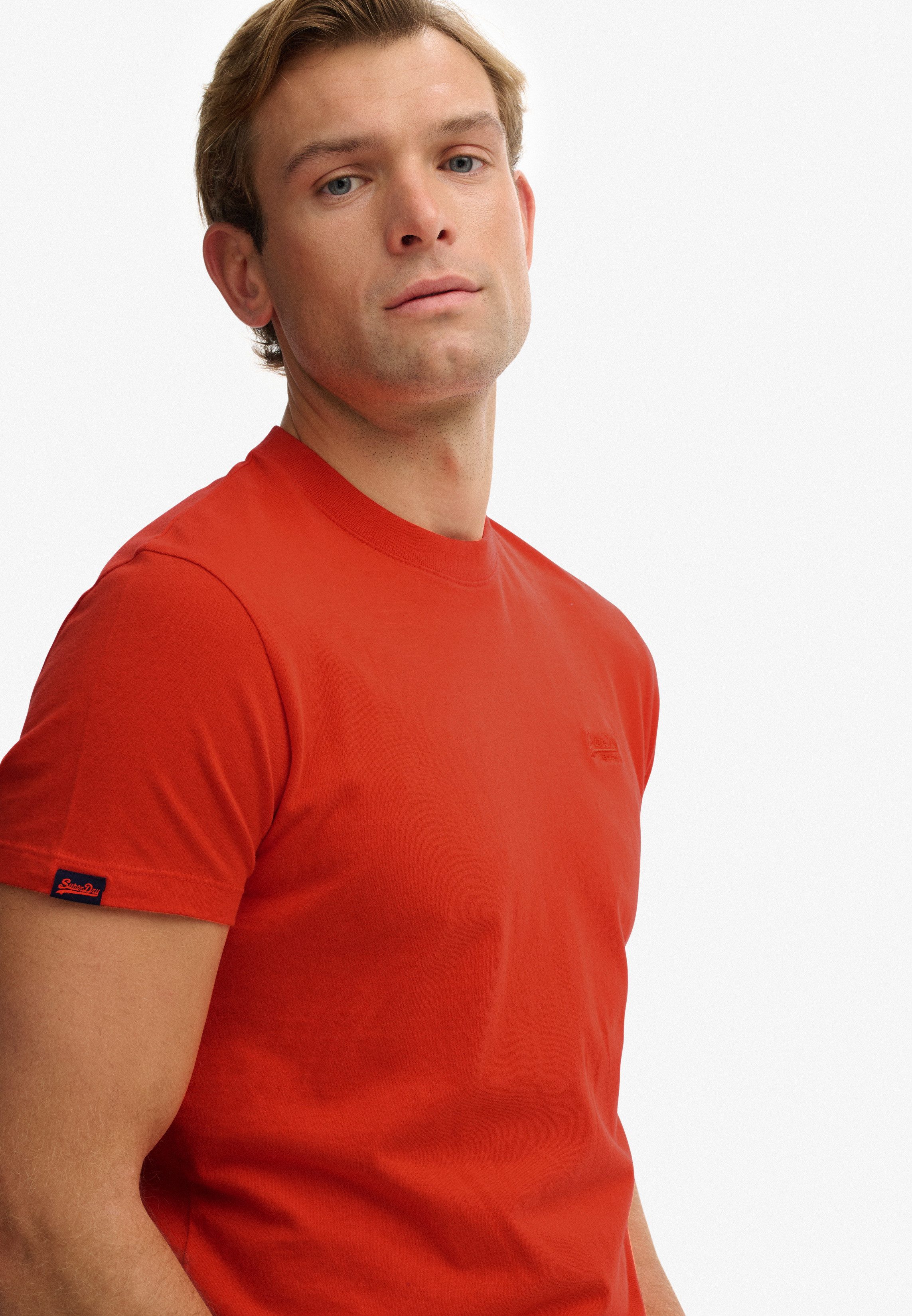 Superdry Rundhalsshirt ESSENTIAL LOGO EMB TEE aus Baumwolle und Single Jersey, Slim Fit, Kurzarm, hüftlang