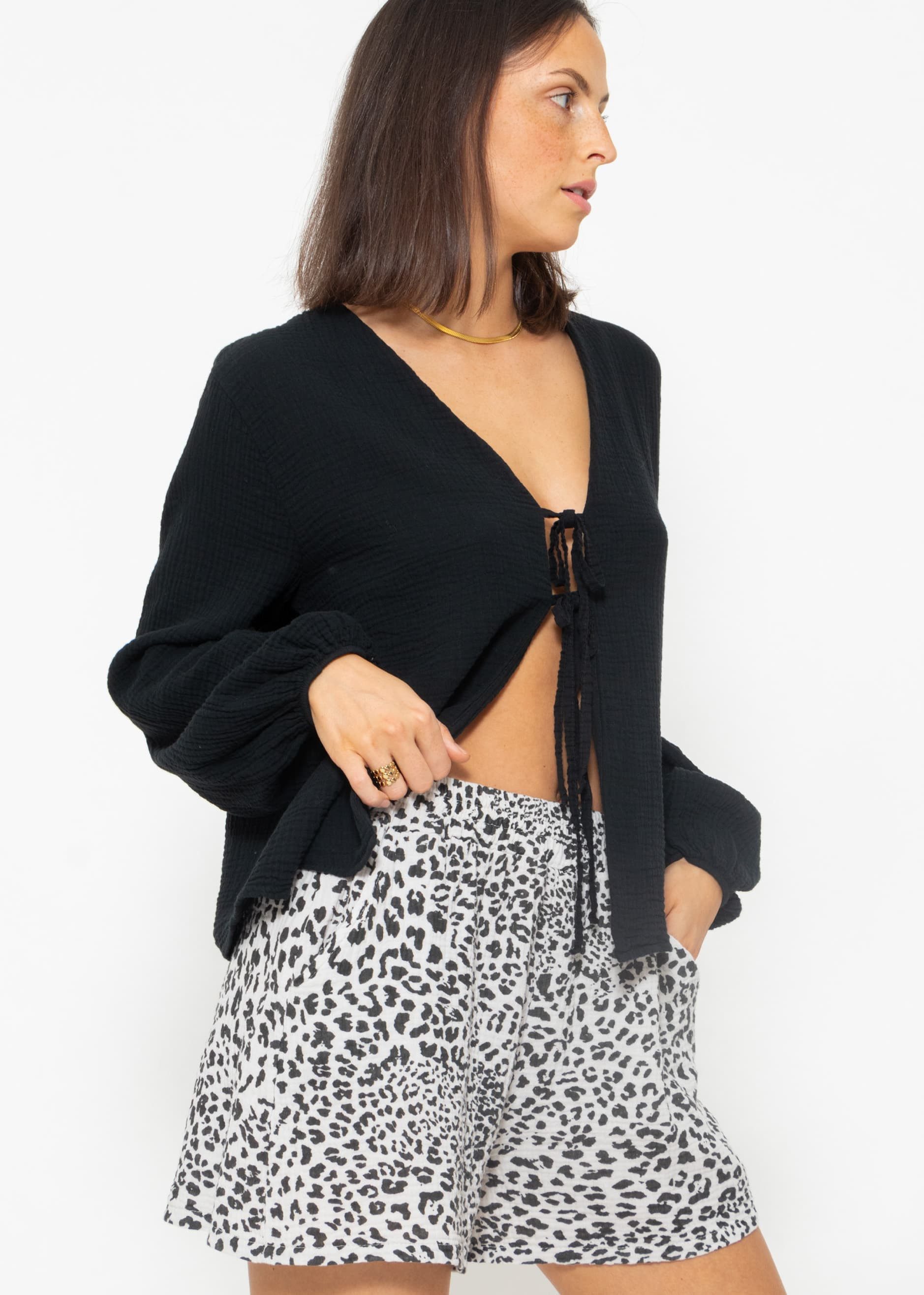 SASSYCLASSY Blusenjacke Musselin Blusenjacke mit Bindebänder Damen Leichte Baumwollbluse mit V-Ausschnitt und leichten Ballonärmeln – Bild 5 von 5