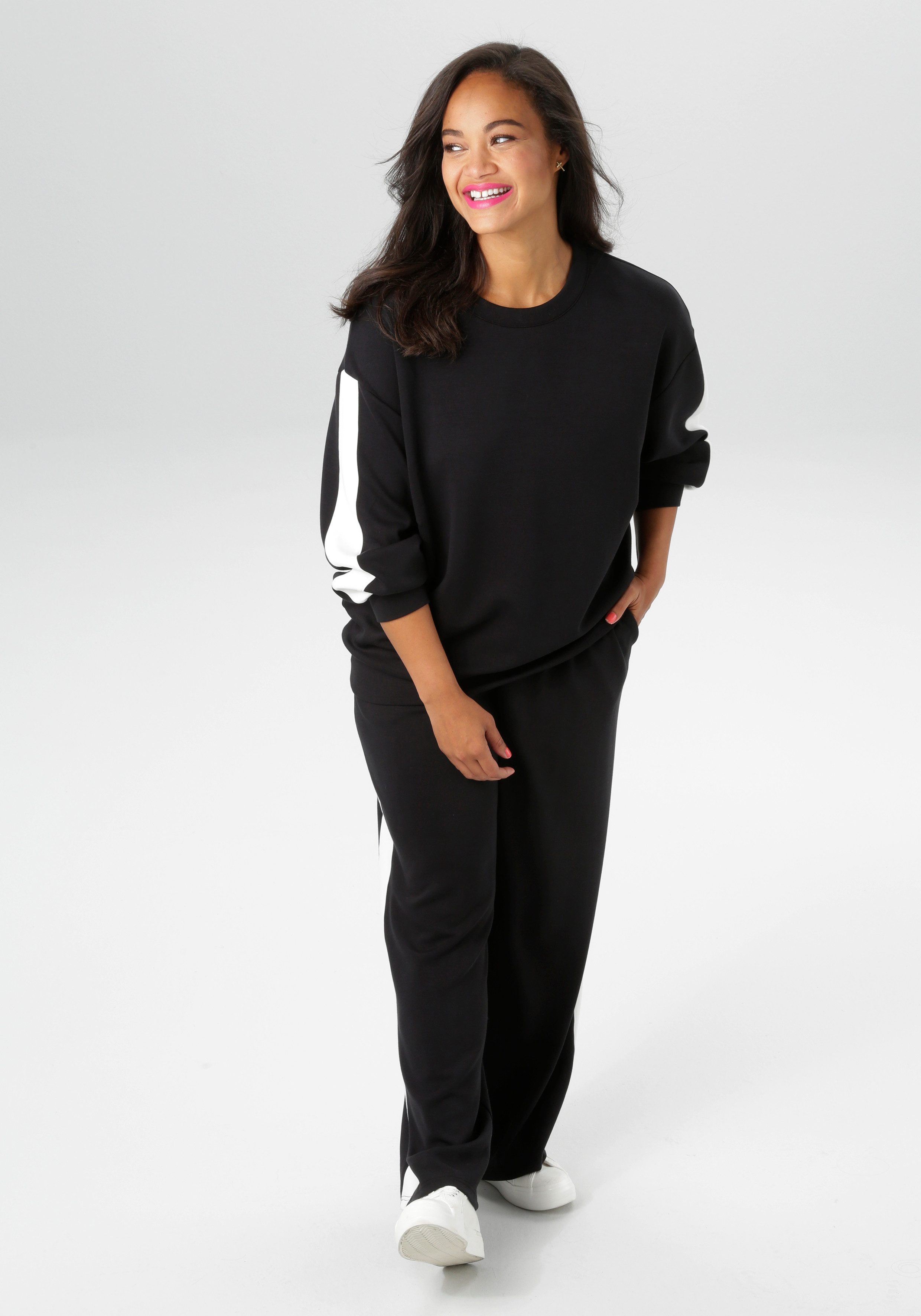 Aniston PLUS Sweatshirt mit trendigen Seitenstreifen günstig online kaufen