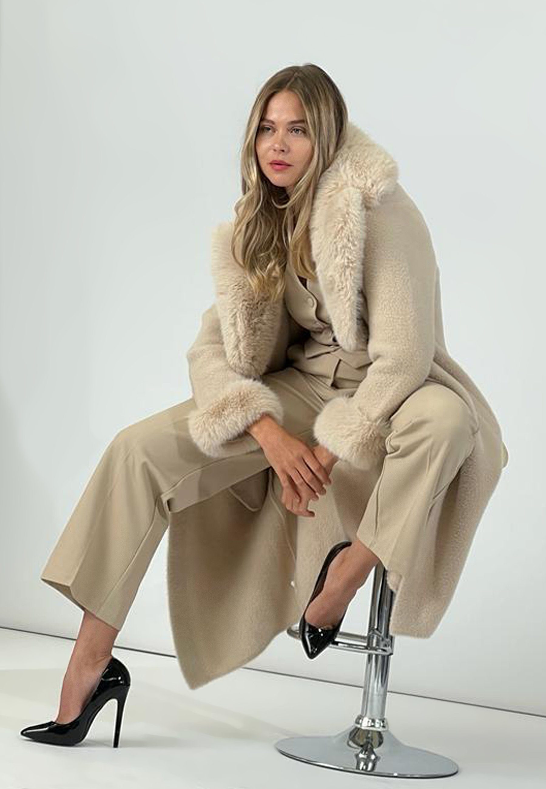 YC Fashion Style luxuriösem Kunstpelz-Details" beige Mantel mit & "Exquisiter Poncho