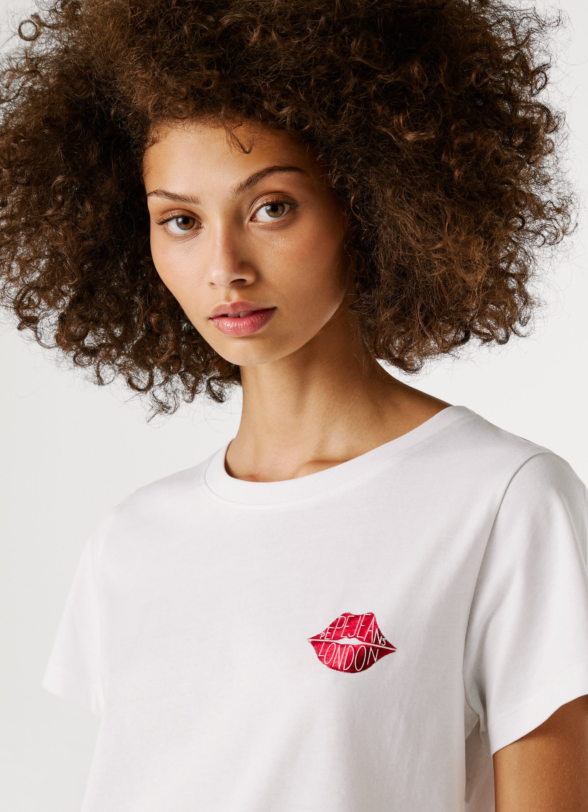 Pepe Jeans T-Shirt BRULE mit Runhals, kleiner Print auf der Brust – Bild 4 von 5