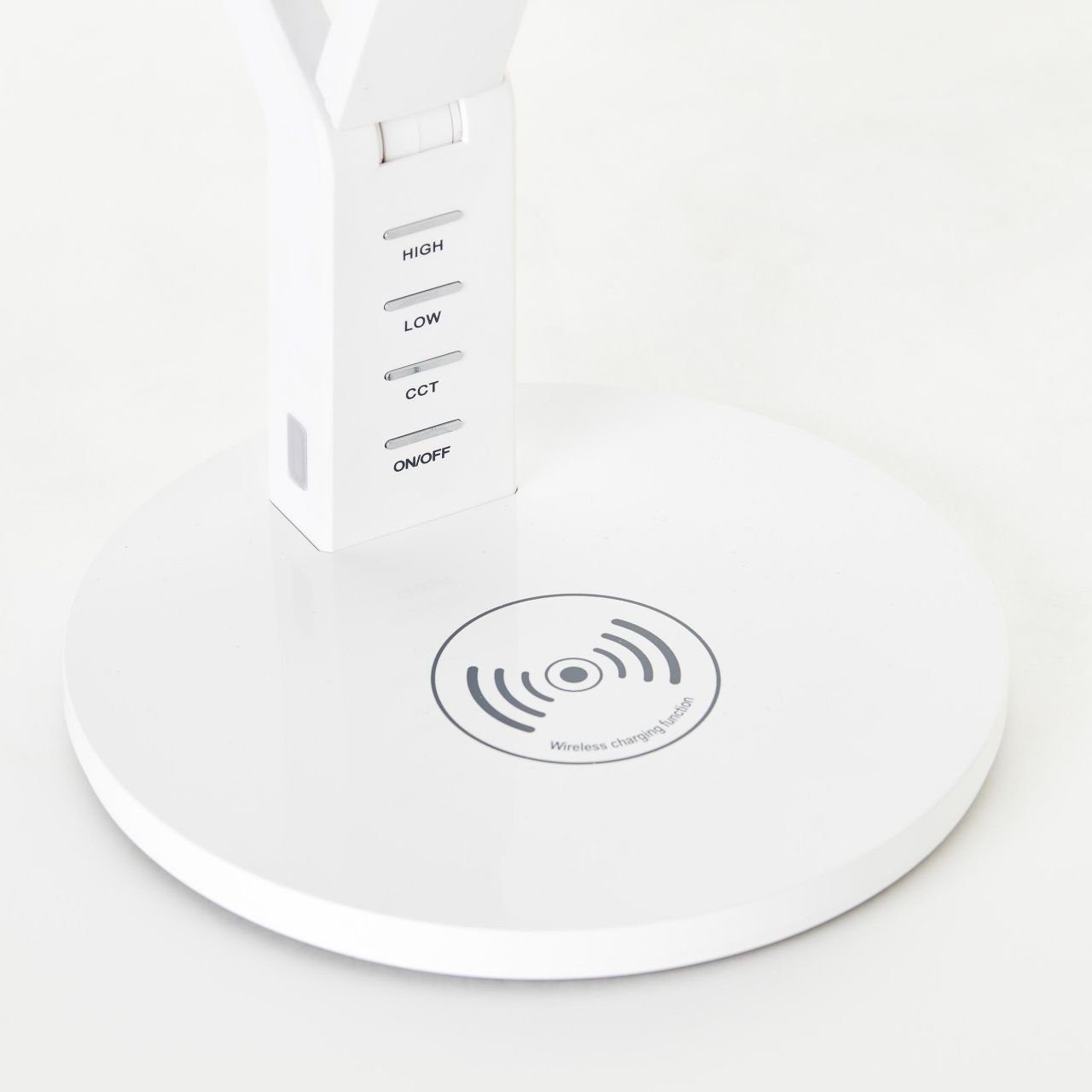 Brilliant Tischleuchte Kaila, LED wechselbar, Tageslichtweiß, LED Tischlampe mit Induktionsladeschale