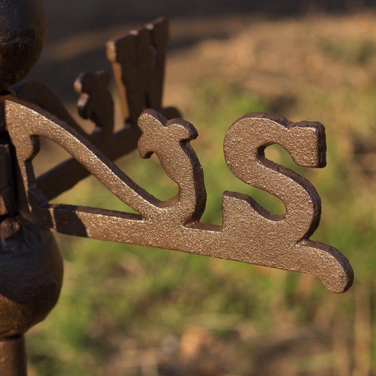 Antikas Windspiel Wetterhahn, Wetterfahne, Gusseisen mit Standfuss, Windspiel für Dach