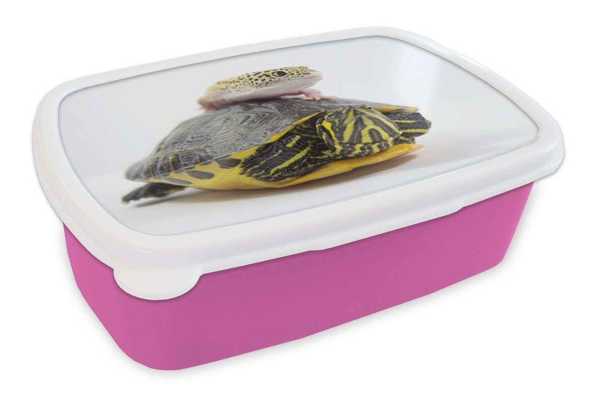 MuchoWow Lunchbox Gecko auf einer Schildkröte, Kunststoff, (2-tlg), Brotbox für Erwachsene, Brotdose Kinder, Snackbox, Mädchen, Kunststoff rosa