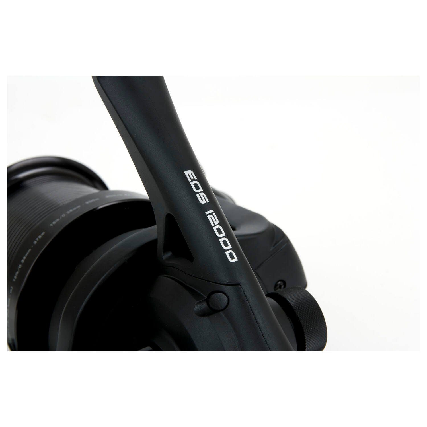 FOX International Freilaufrolle Fox EOS Karpfenrolle 12000), Mattschwarzes Design mit dezenten Verzierungen, 7 Edelstahlkugellager + 1 Walzenlager, Hochrobuster Graphitkörper, Geeignet als vielseitige Angelrolle und als Spodrolle, Abgedichtete Front-Schnellbremse, Weitwurf-Spulenkante, Drallreduzierndes Schnurlaufröllchen, Mesh-Tec Getriebesystem, Absolute Rücklaufspule, Rolle dreht nicht zurück, Rotorschnurfang, Gefederter Schnurclip, CNS System, Schnurfangbügel, Kurbel und Spule stilvoll komplett in Schwarz, 10 Edelstahlkugellager + 1 Walzenlager, Ersatzspulen seperat erhältlich, Übersetzung 4.5:1