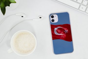 MuchoWow Handyhülle Eine türkische Flagge am blauen Himmel, Handyhülle Apple iPhone 11, Smartphone-Bumper, Print, Handy