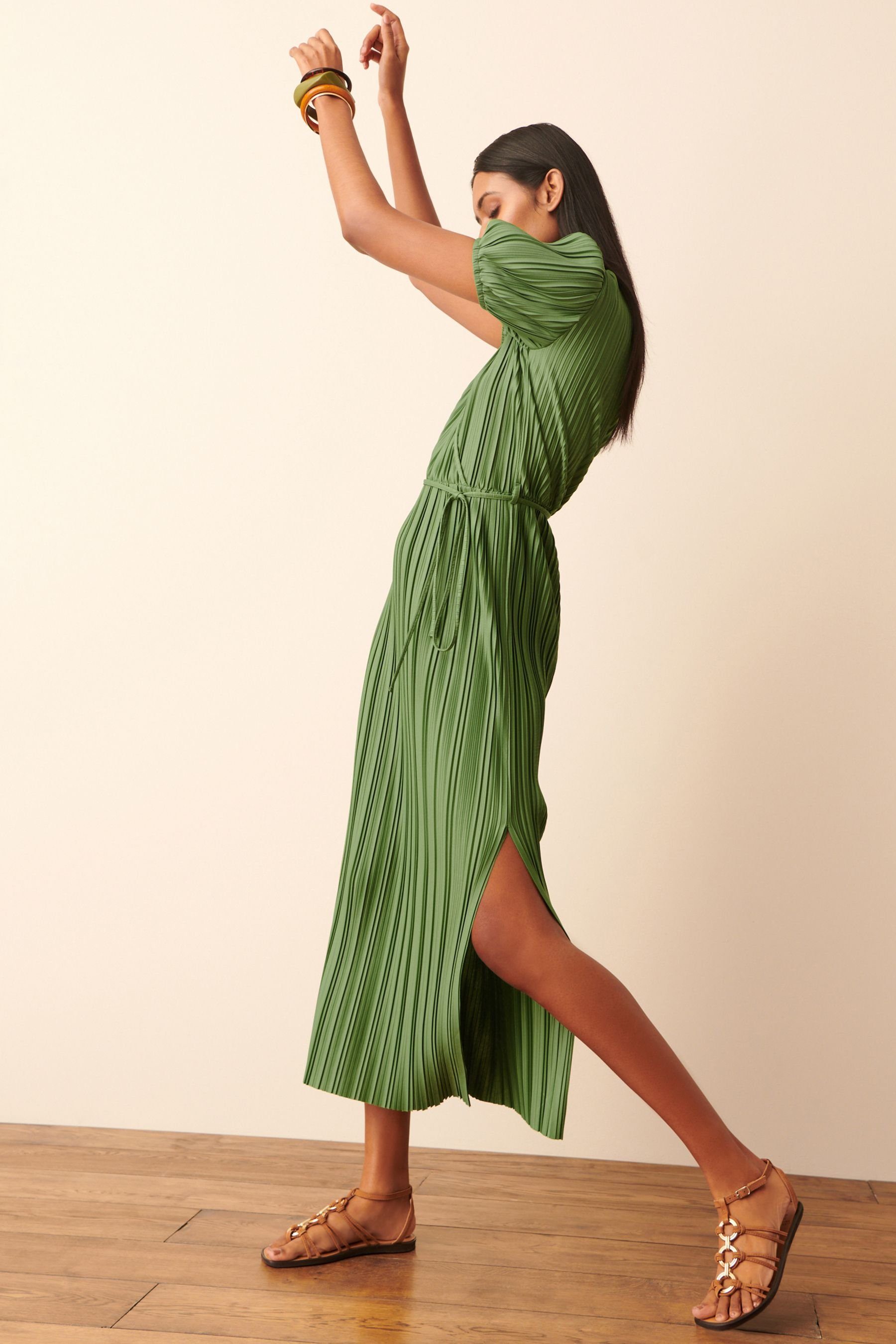 Plisseekleid (1-tlg) kurzen Next Plissiertes mit Green Kleid Ärmeln