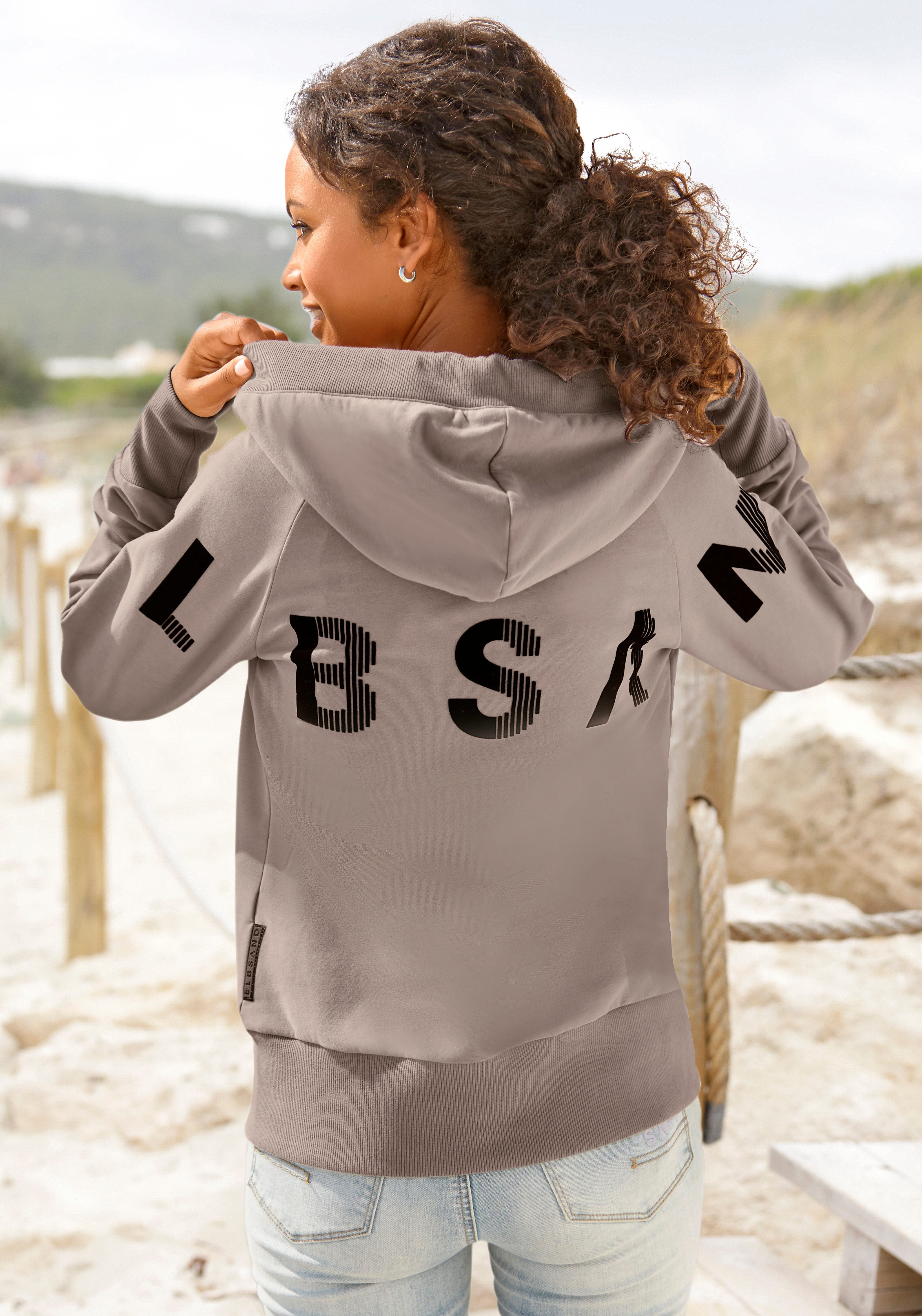 Elbsand Sweatjacke Kekoa mit großem Logodruck hinten, bequeme Freizeitjacke mit Taschen