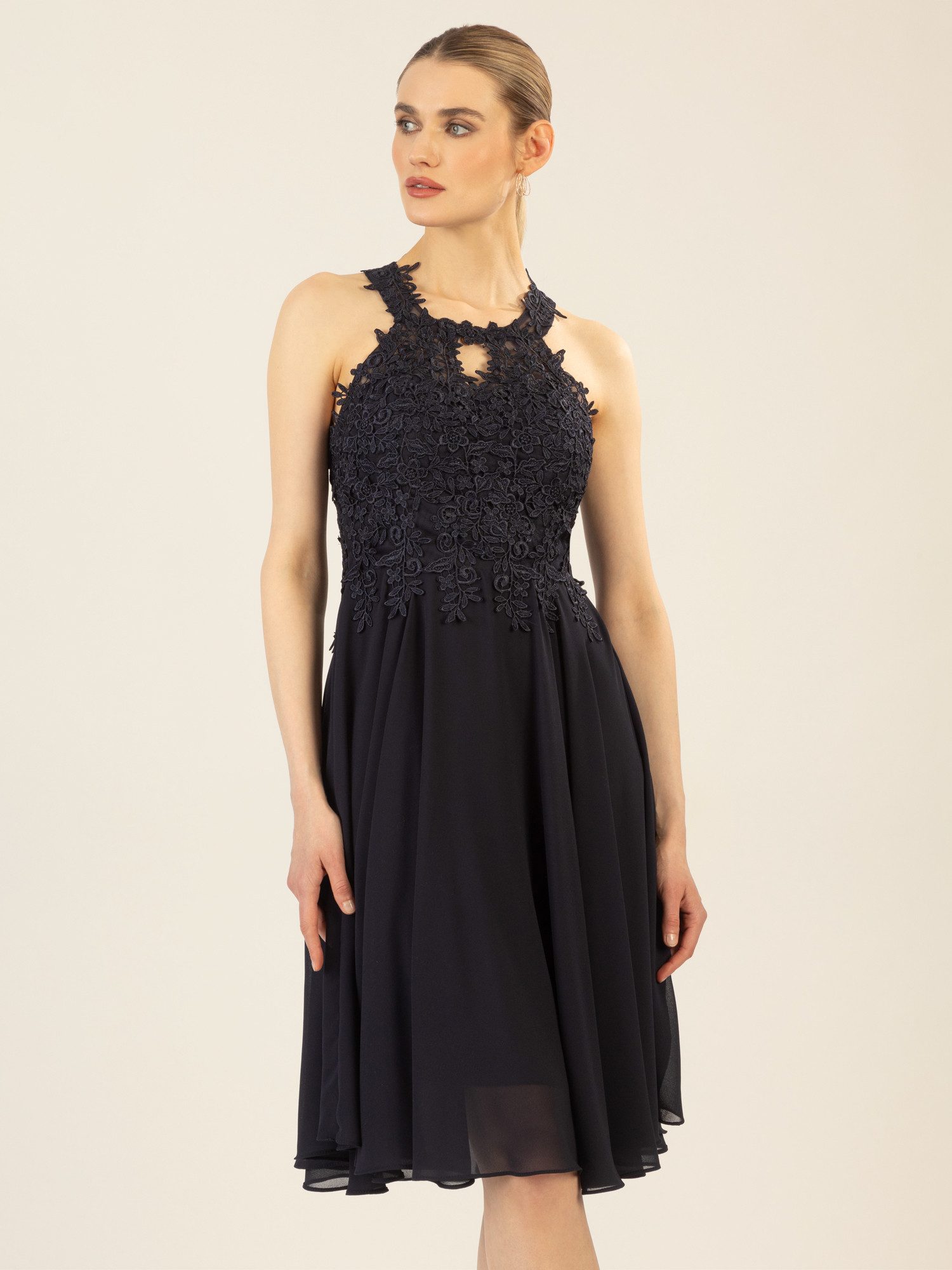 Apart Cocktailkleid aus einer Plastischen Spitze günstig online kaufen