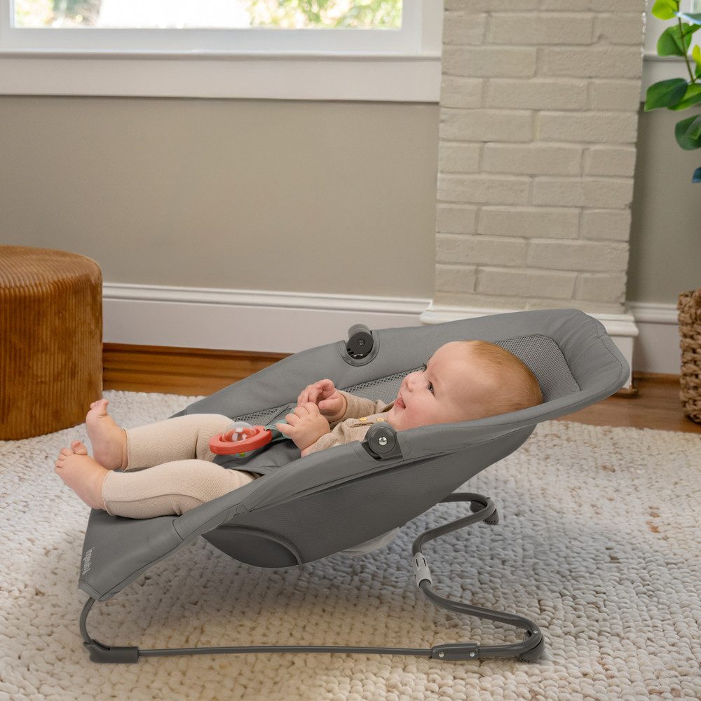 ingenuity Babywippe Stow & Go™ Compact Folding Bouncer, mit Vibration