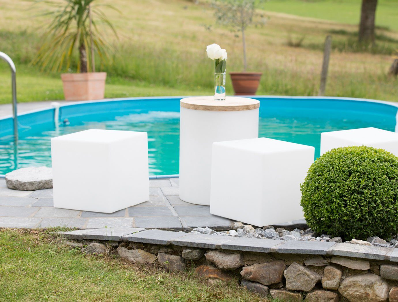 8 seasons design LED Würfel Shining Cube, Würfelleuchte für außen (Garten, Terrasse, Balkon), LED wechselbar, E27-Fassung, warmweißes und buntes Licht (15 Farben), dimmbar, RGB Farbwechsel, Fernbedienung - robust & langlebig