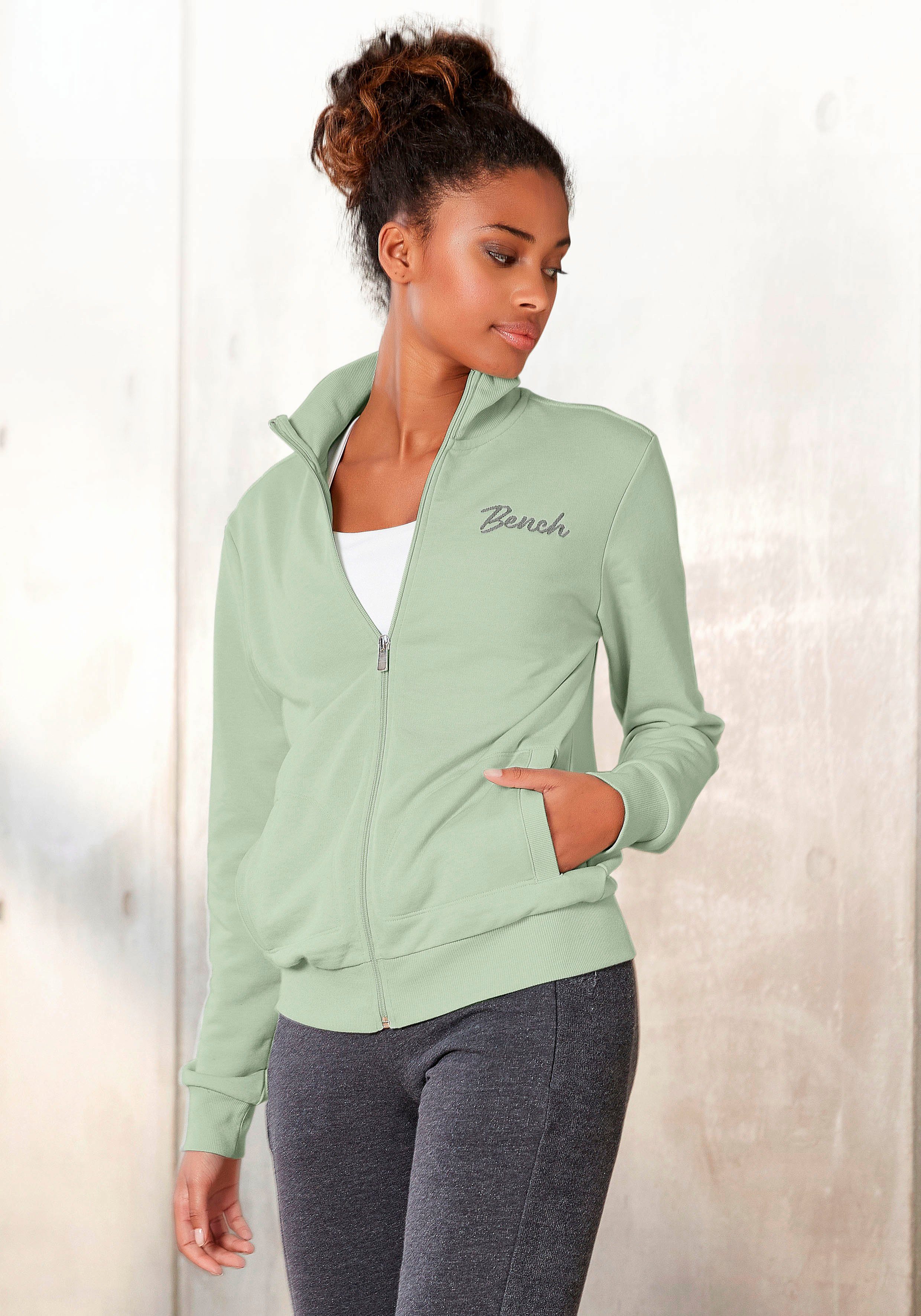 Bench. Sweatjacke mit zwei Logo Stickereien, Loungeanzug