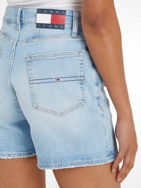 Tommy Jeans Shorts MOM UH SHORT BH0113 mit Tommy Jeans Logo-Badge & Flag